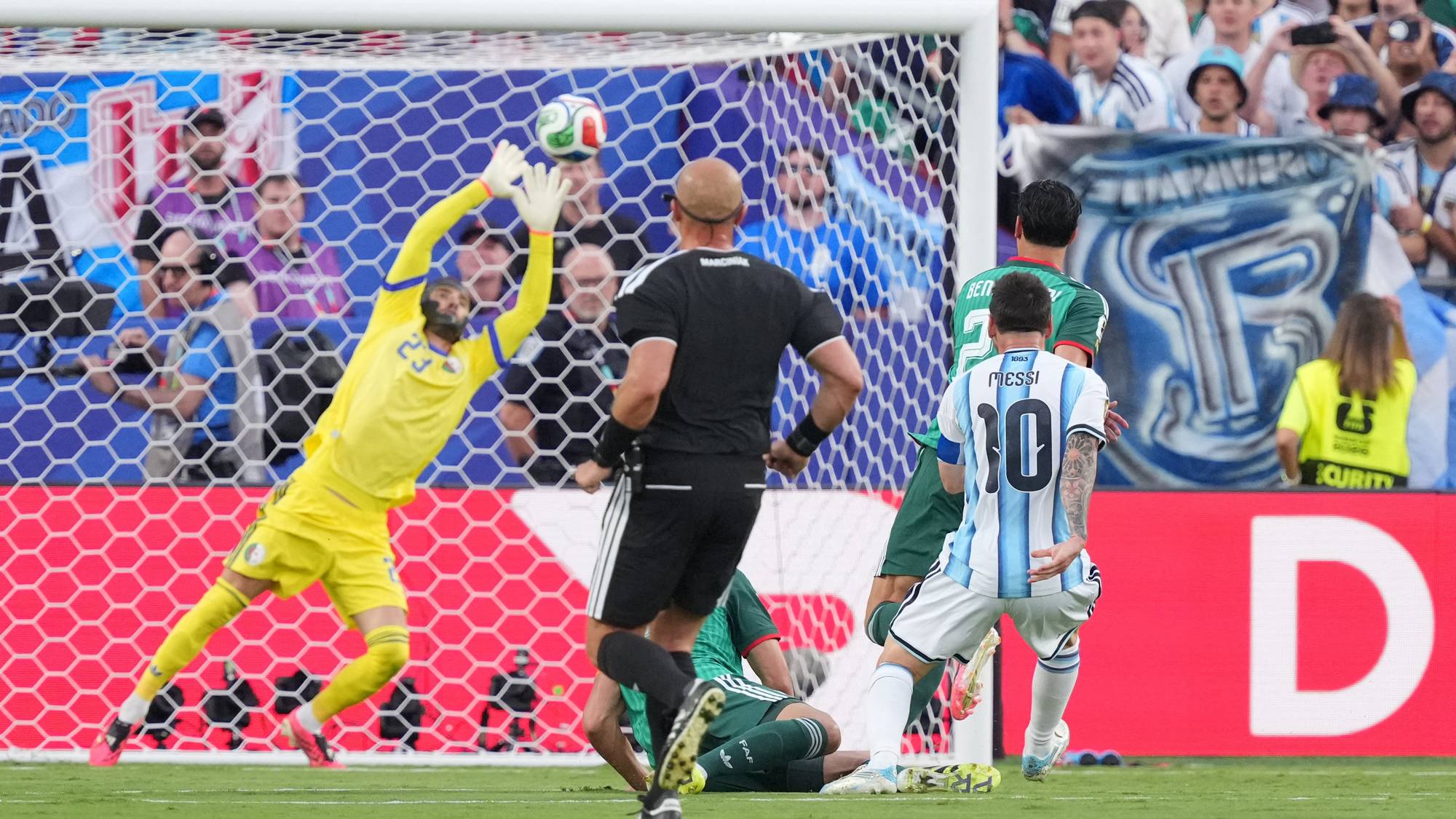 Messi scorer mot Algerie.