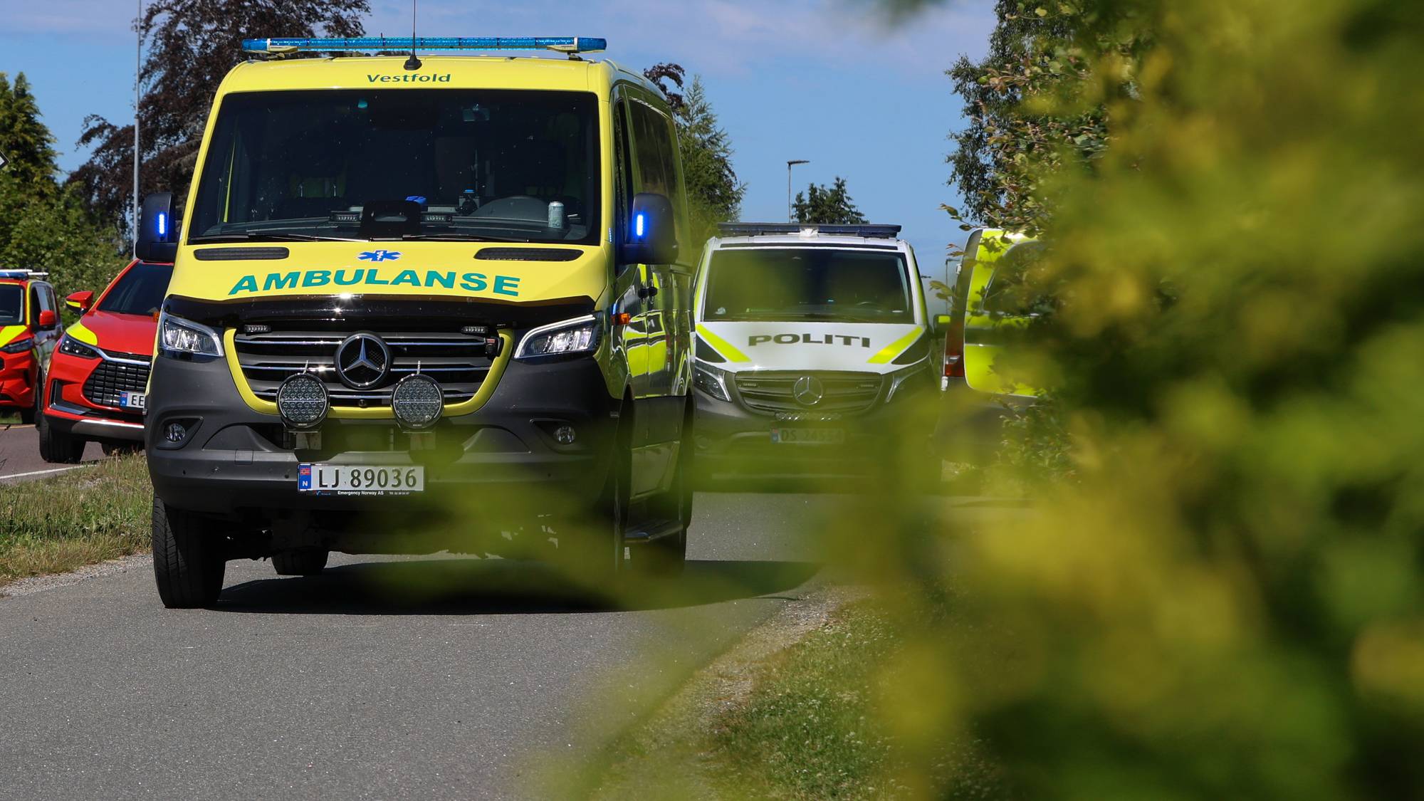 Bildet viser en ambulanse og politibil 