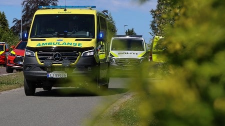 Bildet viser en ambulanse og politibil
