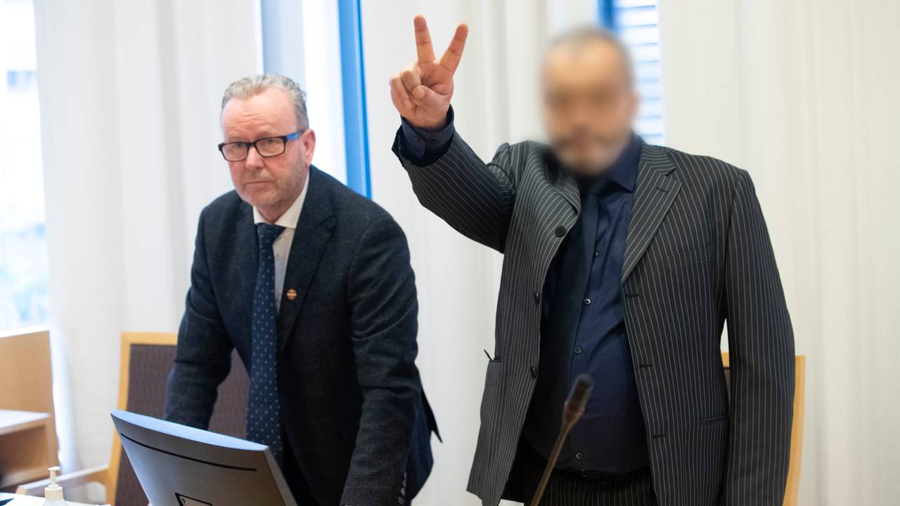Den terrorsiktede norsk-palestineren i retten sammen med sin advokat Ole-Martin Meland