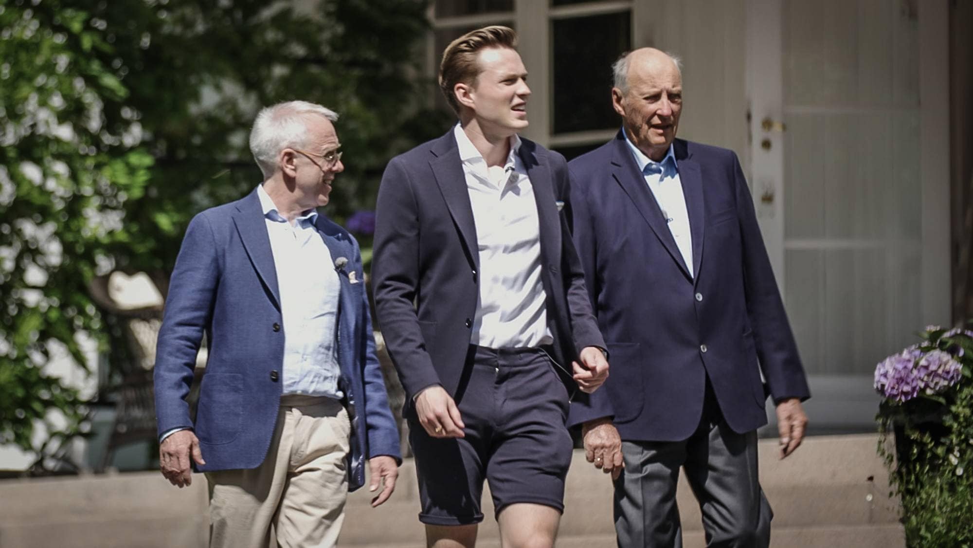 Hans Majestet kong Harald, Karsten Warholm og Leif Olav Alnes fra dokumentaren "Karsten og Leif" - møte på Kongsgården, sommer 2020.