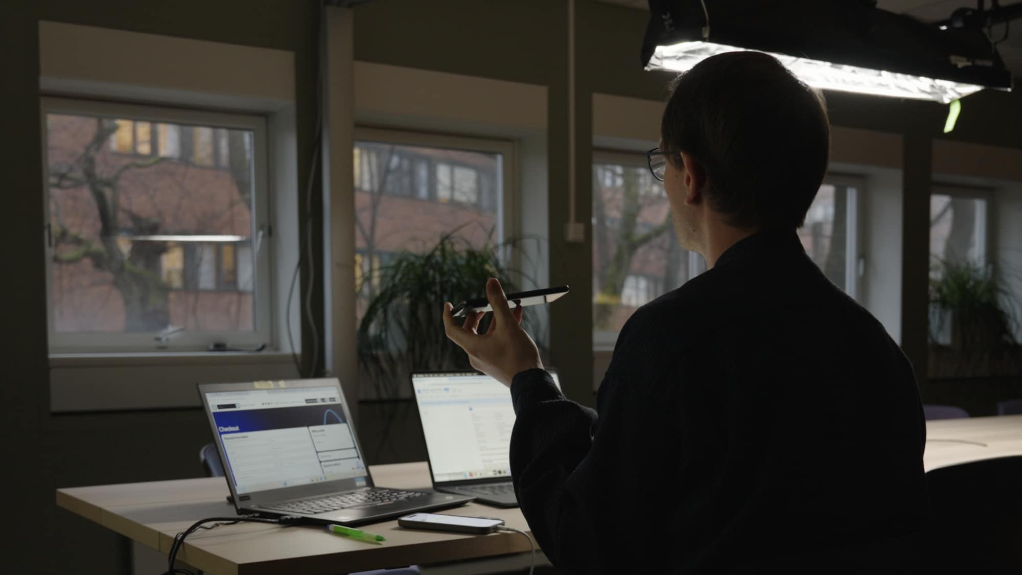 NRKs journalist på telefon med investeringssvindler. 