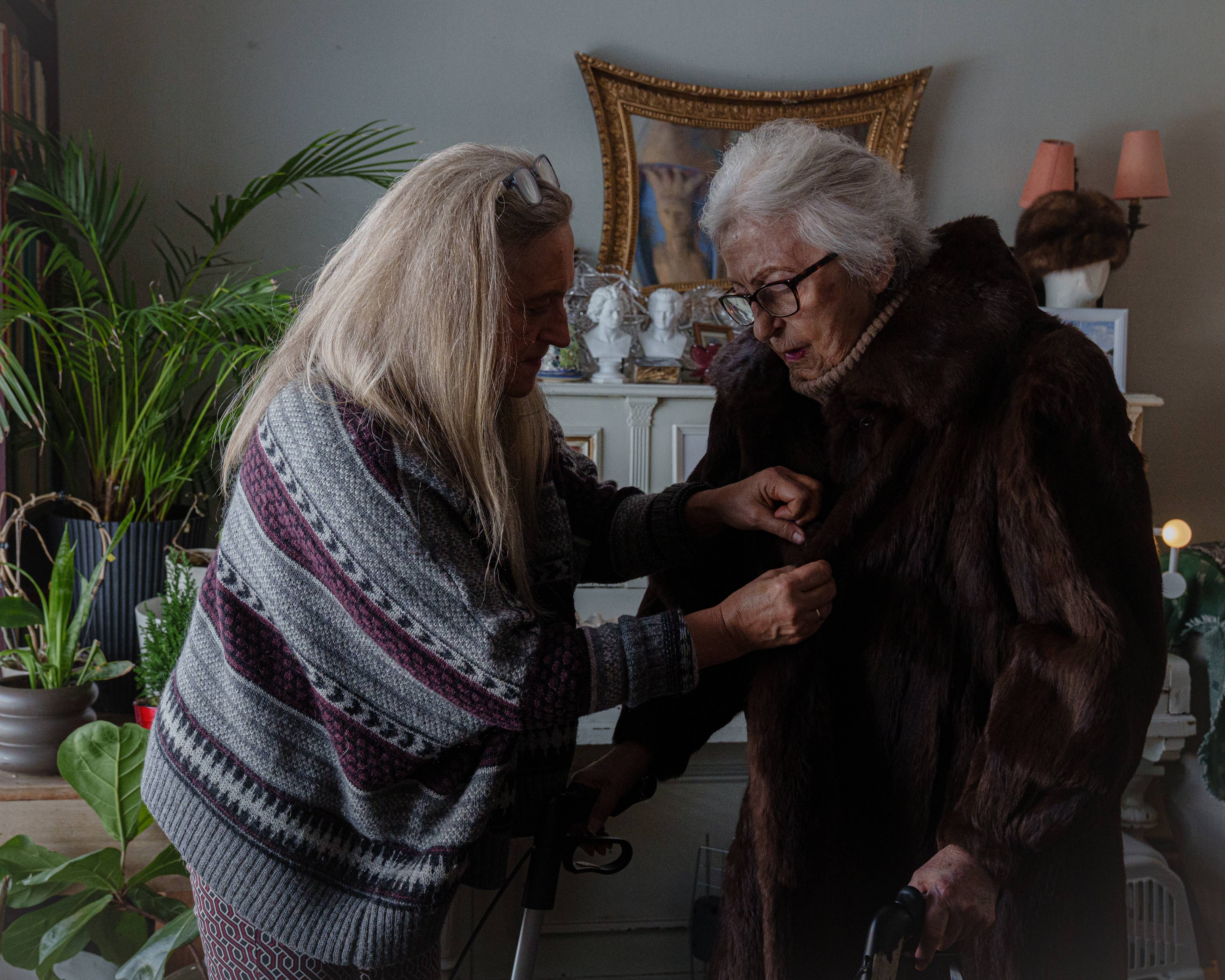 Edith knepper igjen kåpen til Magdalena