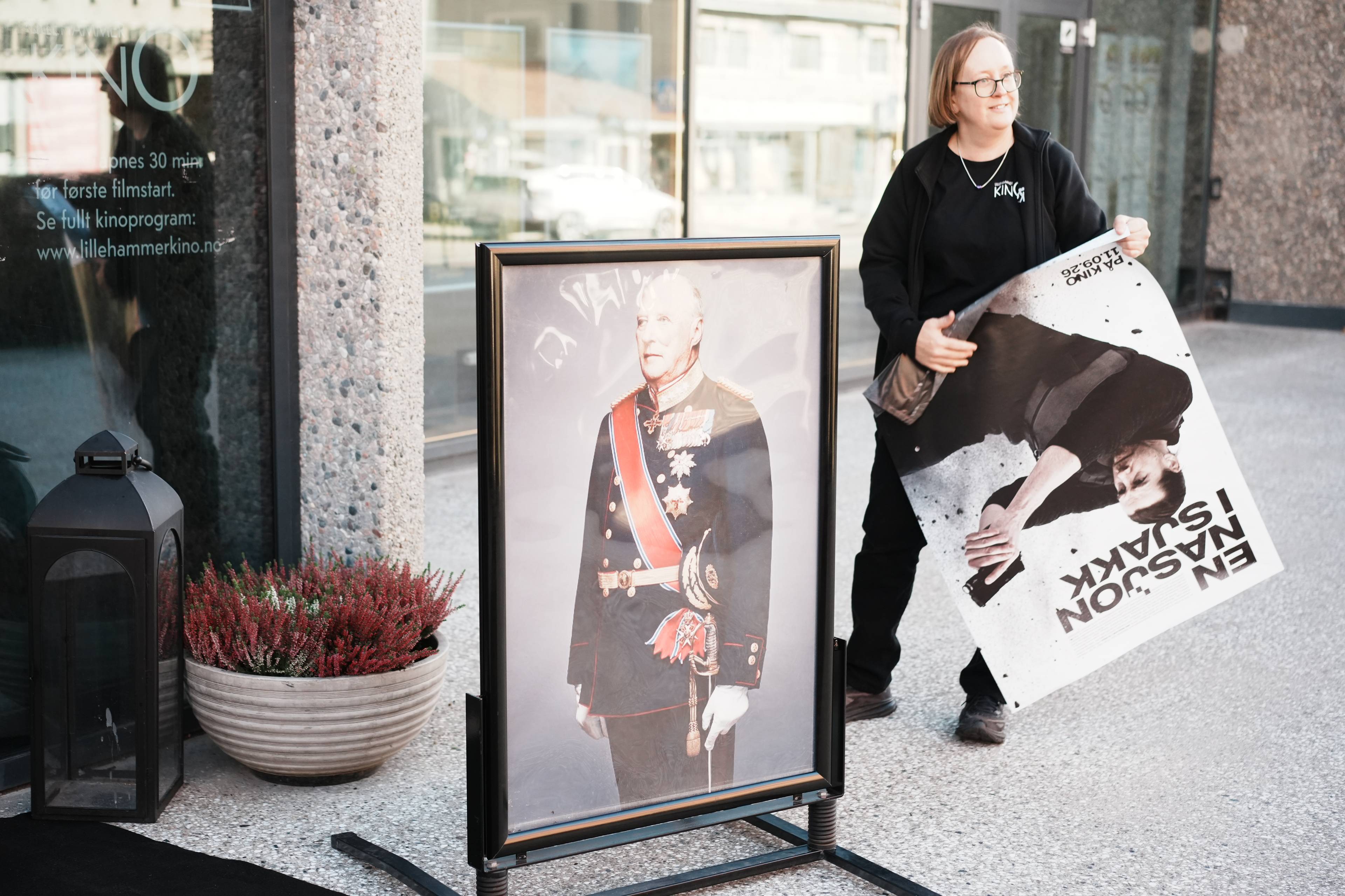 Plakat med bilde av kong Harald på plass utenfor Lillehammer kino.