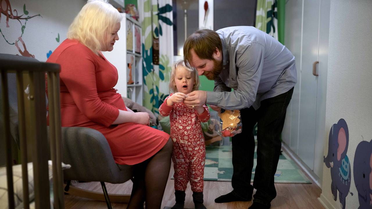 Nanna (2) får hjelp av pappa Bjørn Roger Trollnes til å finne julepynt til sitt juletre i filt. Mamma Ida-Martine sitter ved siden av og følger med.