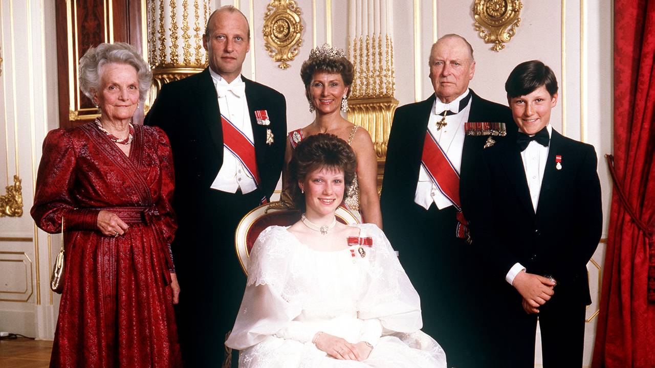 Prinsesse Märtha Louise fotografert på Slottet i anledning sin konfirmasjon