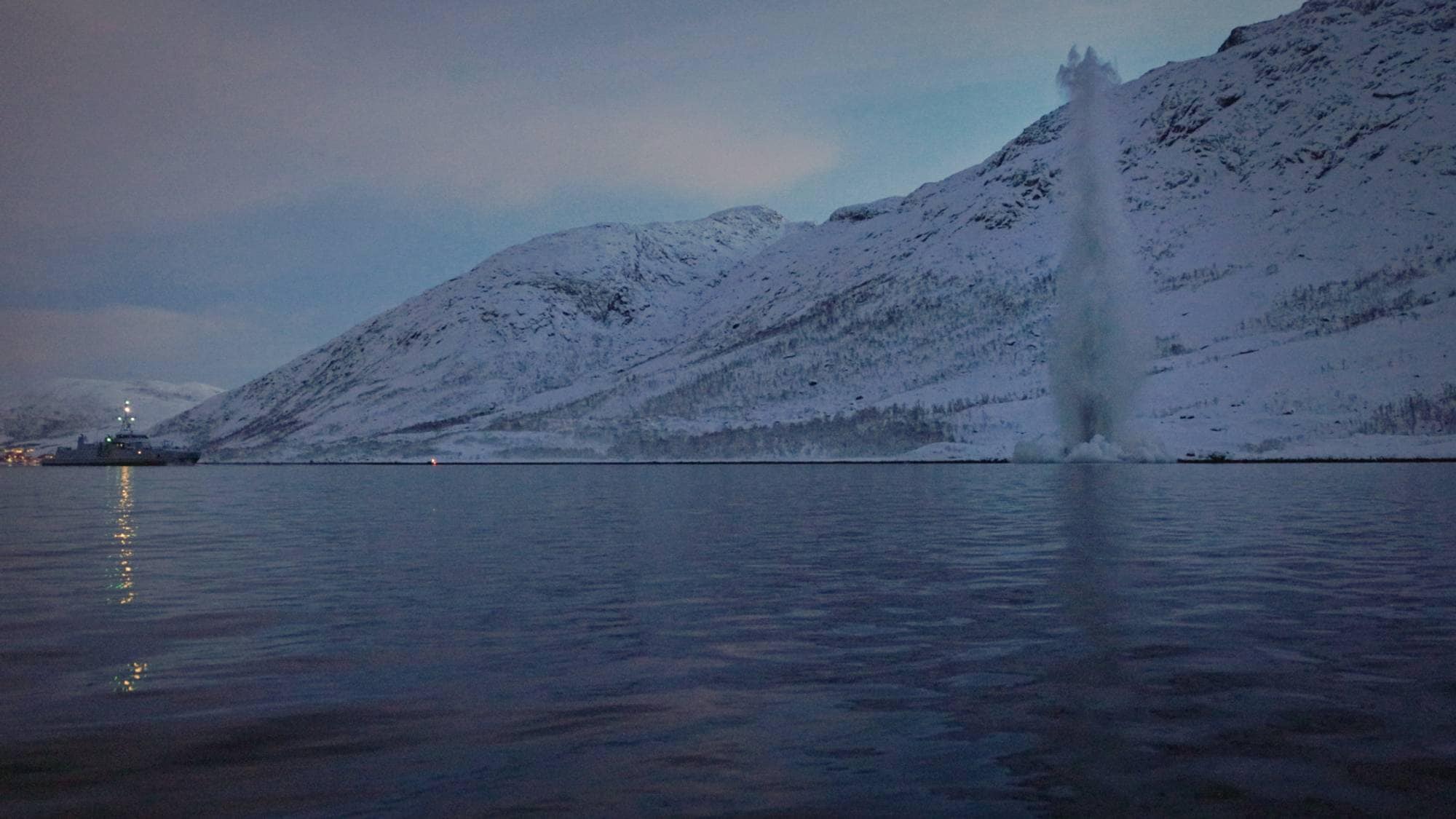 KNM Hinnøy deltar i Arctic Advance 2025 sammen med minedykkere fra Minedykkerkommandoen om bord.