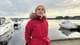 Siw Mariann Strømbeck / NRK Ordfører Mona Vauger i rød vinterjakke nede ved vannet på Skjærhalden på Hvaler