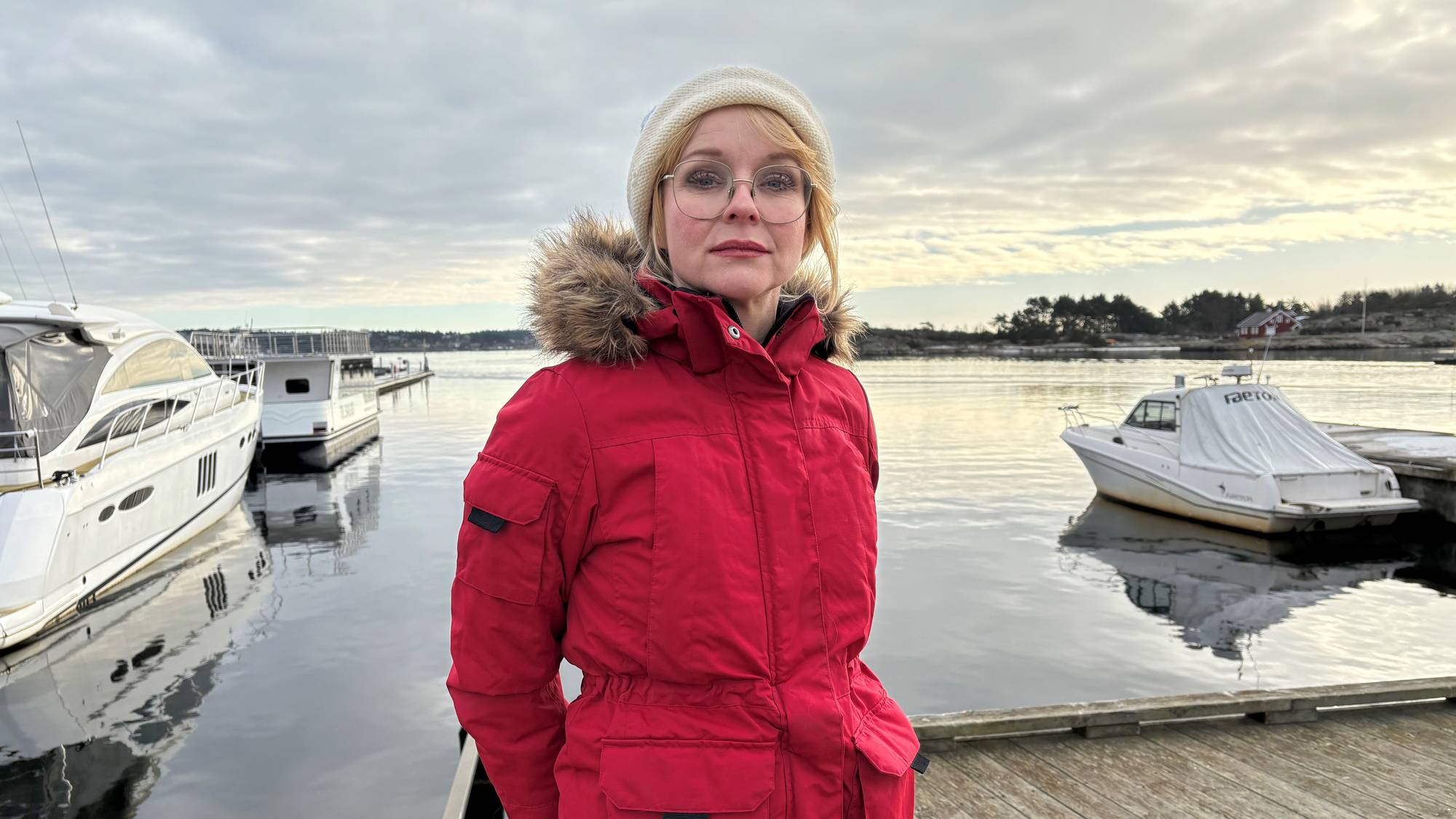 Ordfører Mona Vauger i rød vinterjakke nede ved vannet på Skjærhalden på Hvaler 