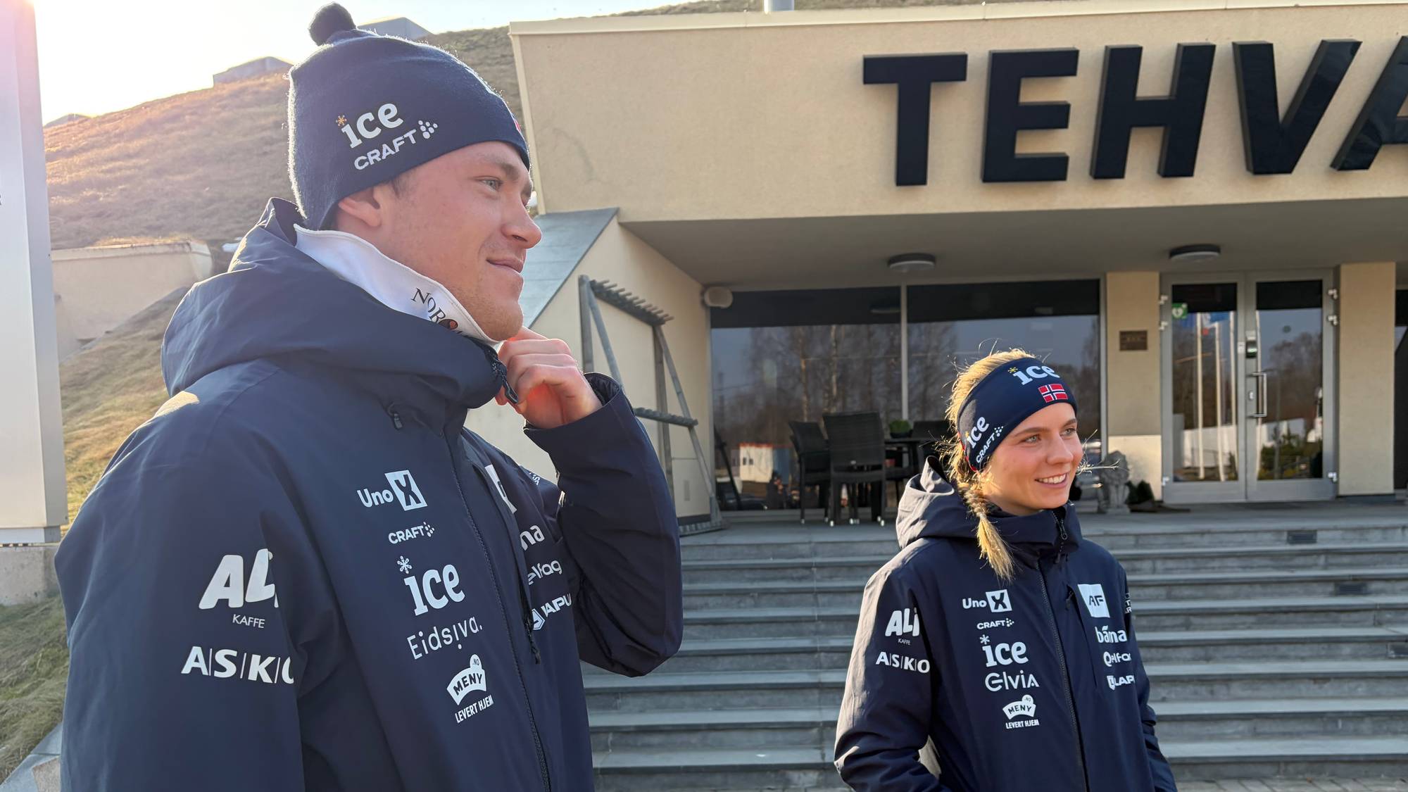 En mann og en dame står ved siden av hverandre