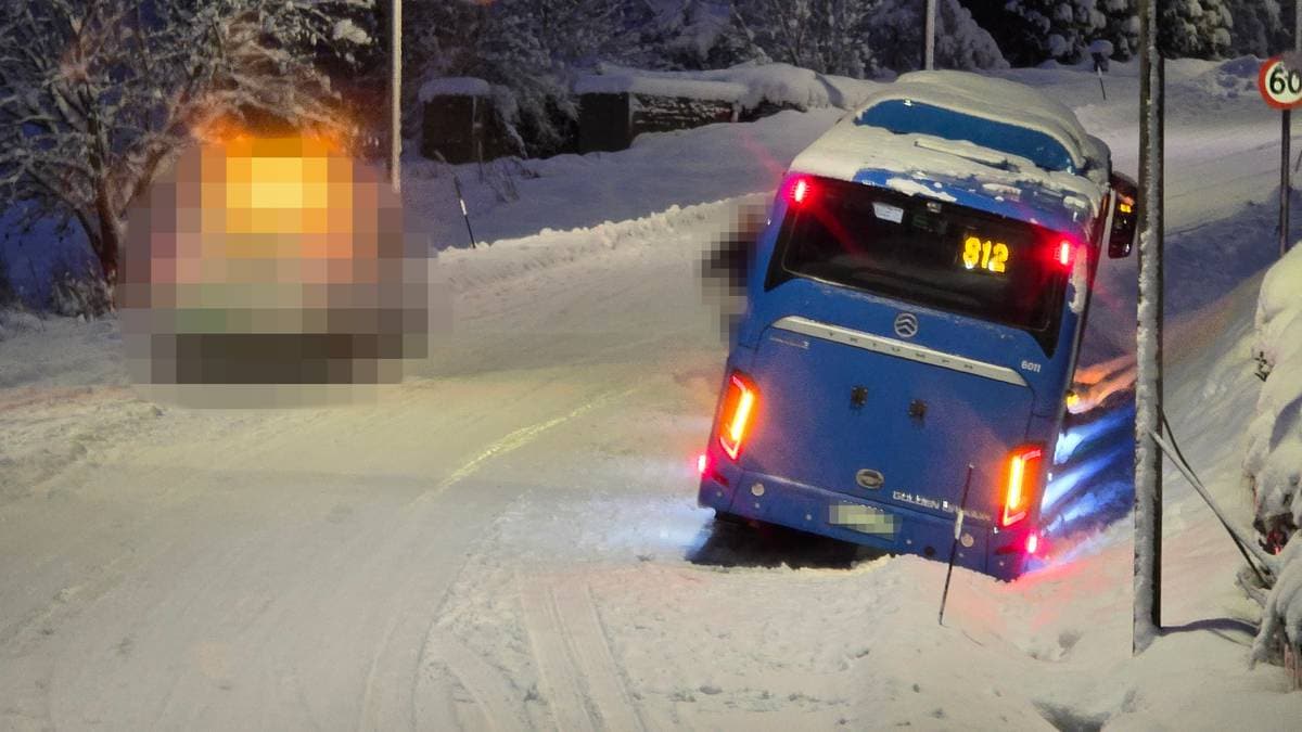 Skule­elevar innestengd på buss i tre og ein halv time: – Vi hadde ikkje nokon plass å gå