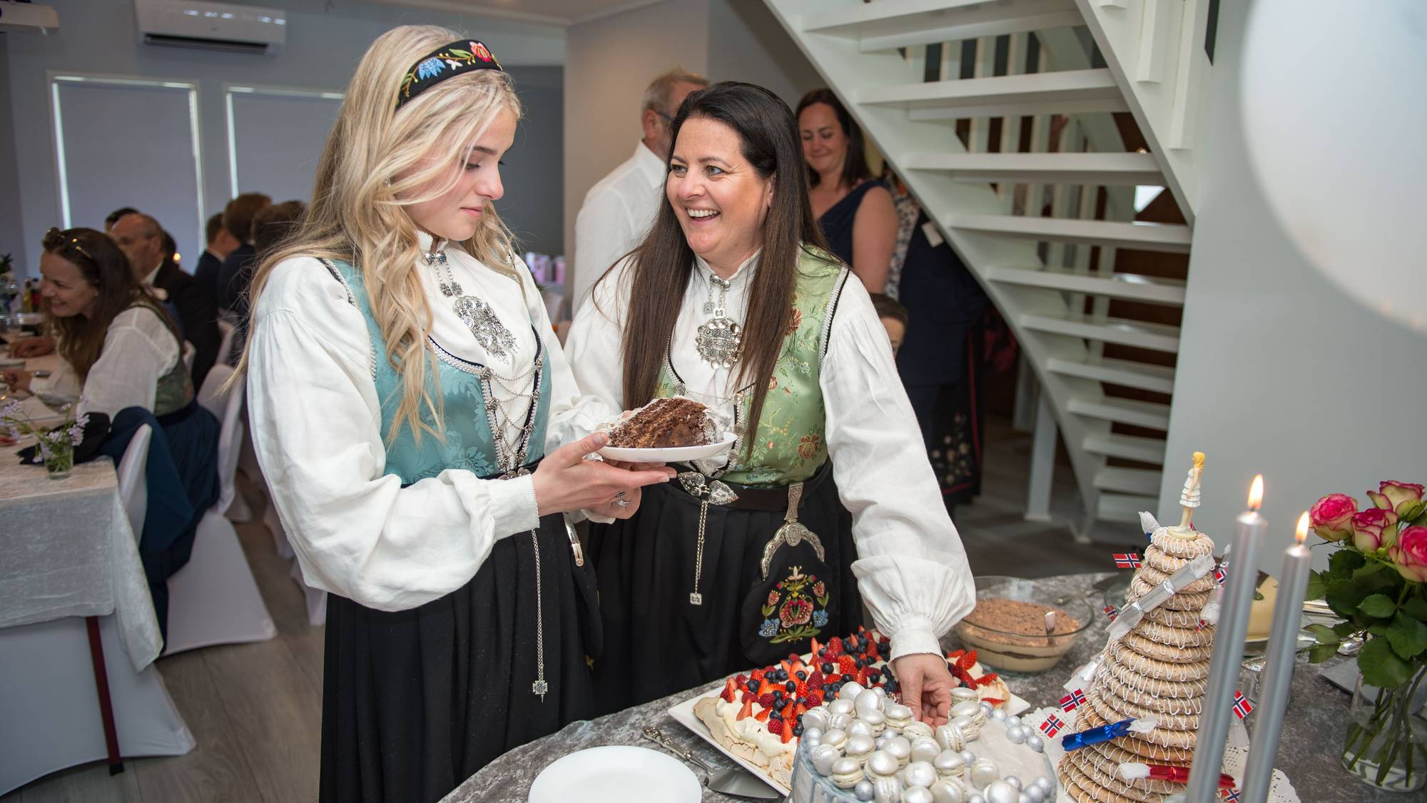 Konfirmasjonsfest. Mor og datter ved kakebordet. 