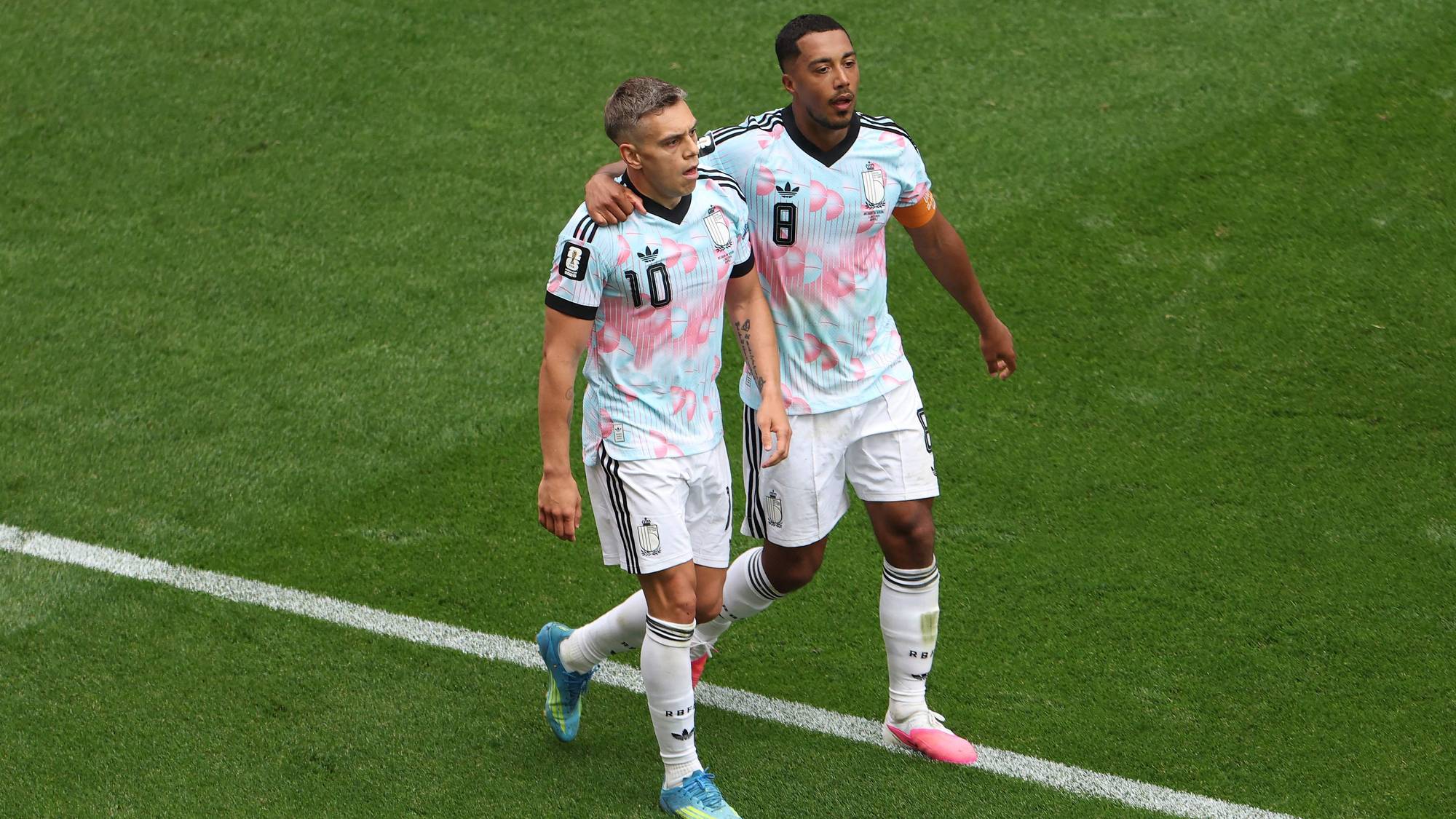 Youri Tielemans og Leandro Trossard 