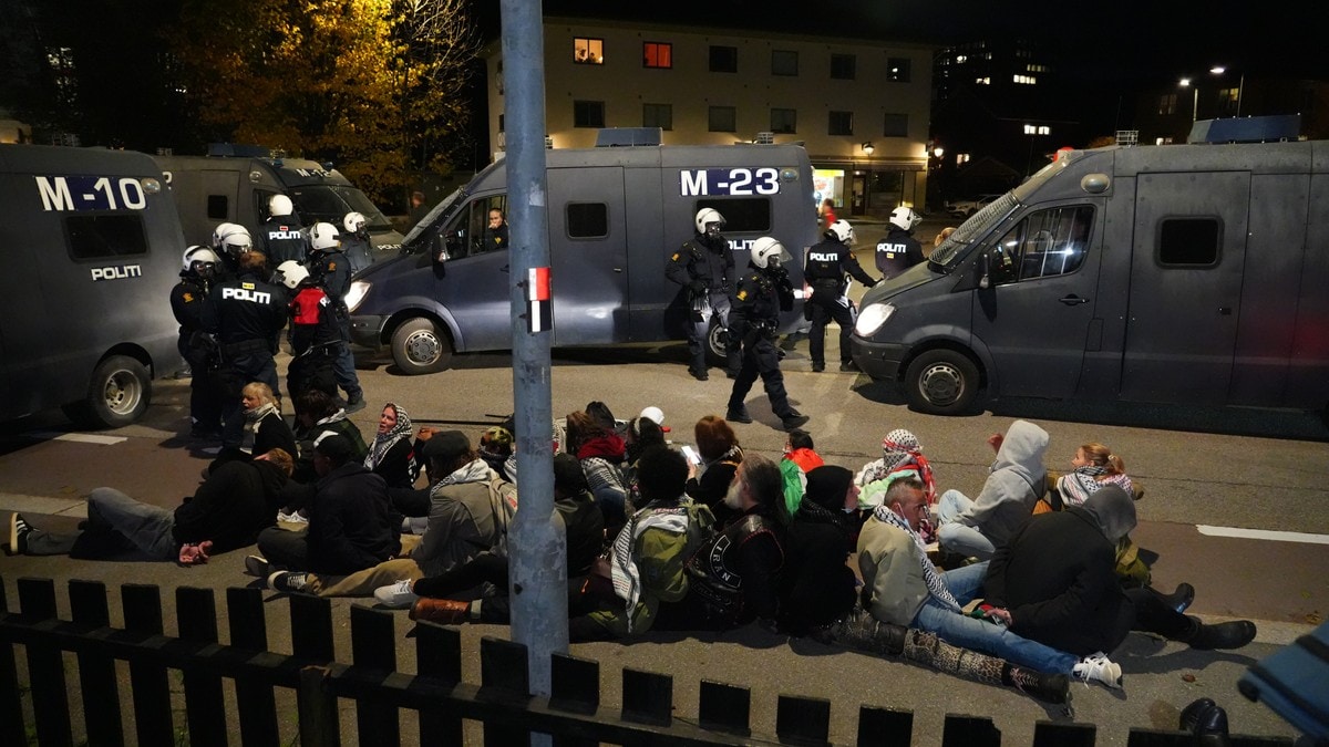 Politiet om demonstrasjonene: De begynte å kaste gjenstander mot oss