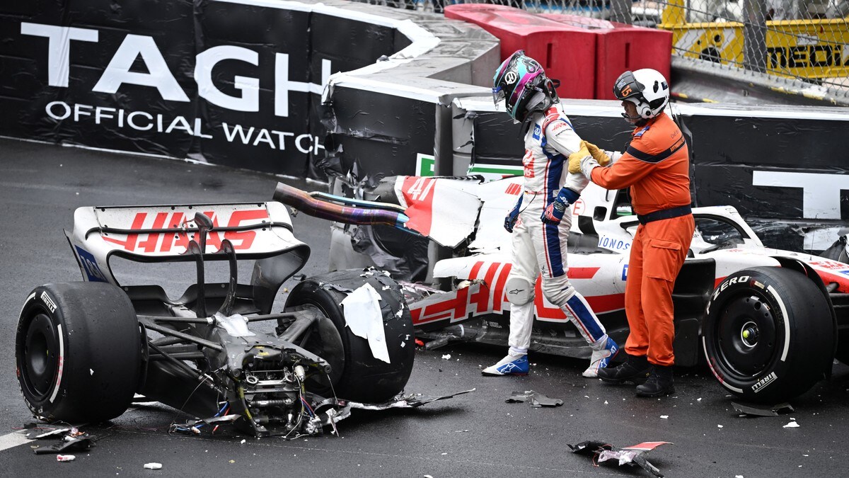Schumachers bil delt i to da Perez seiret i Monaco