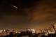 JACK GUEZ / AFP,NTB En rakett lyser opp nattehimmelen over en by i silhuett. Det er flere bygningskonstruksjoner og bygninger som er opplyst. Konturene av en by er synlige. (Bildebeskrivelsen er laget av en KI-tjeneste)