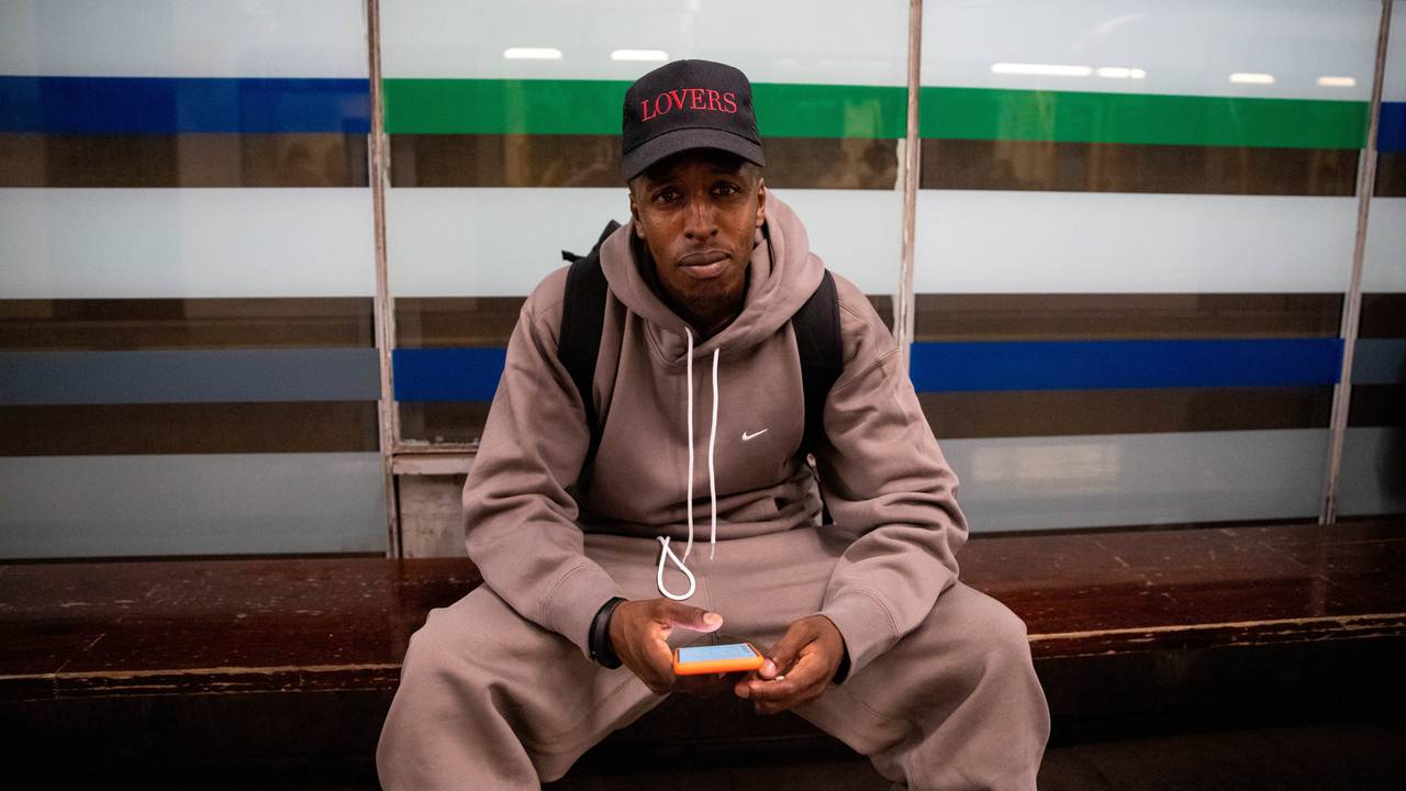 Nathaniel Jones har munnbindet klart i lomma på T-banestasjonen