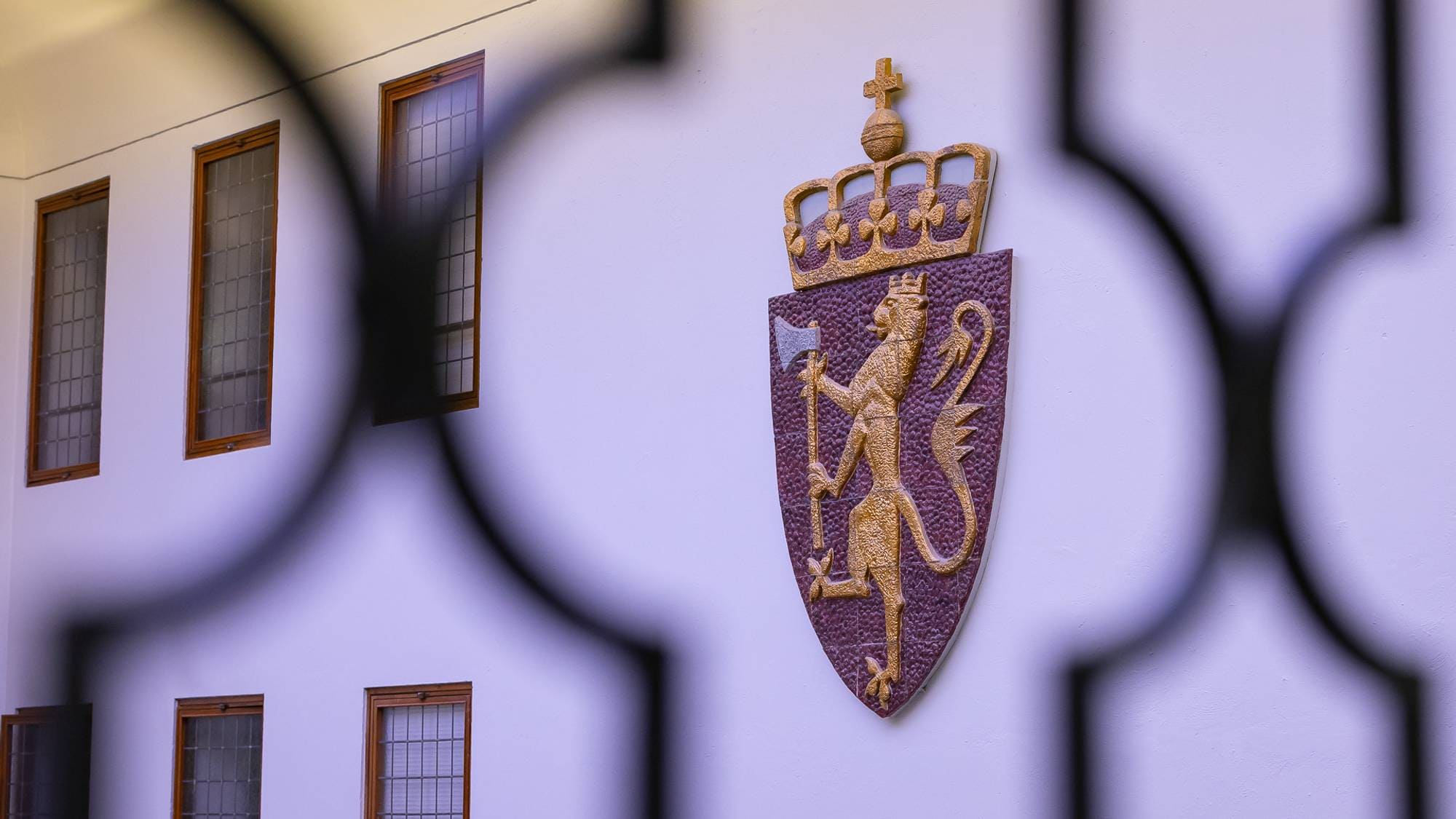 Riksvåpenet i Trøndelag tingrett. Tatt inne i hallen. I forkant ser vi deler av et smijernsgitter