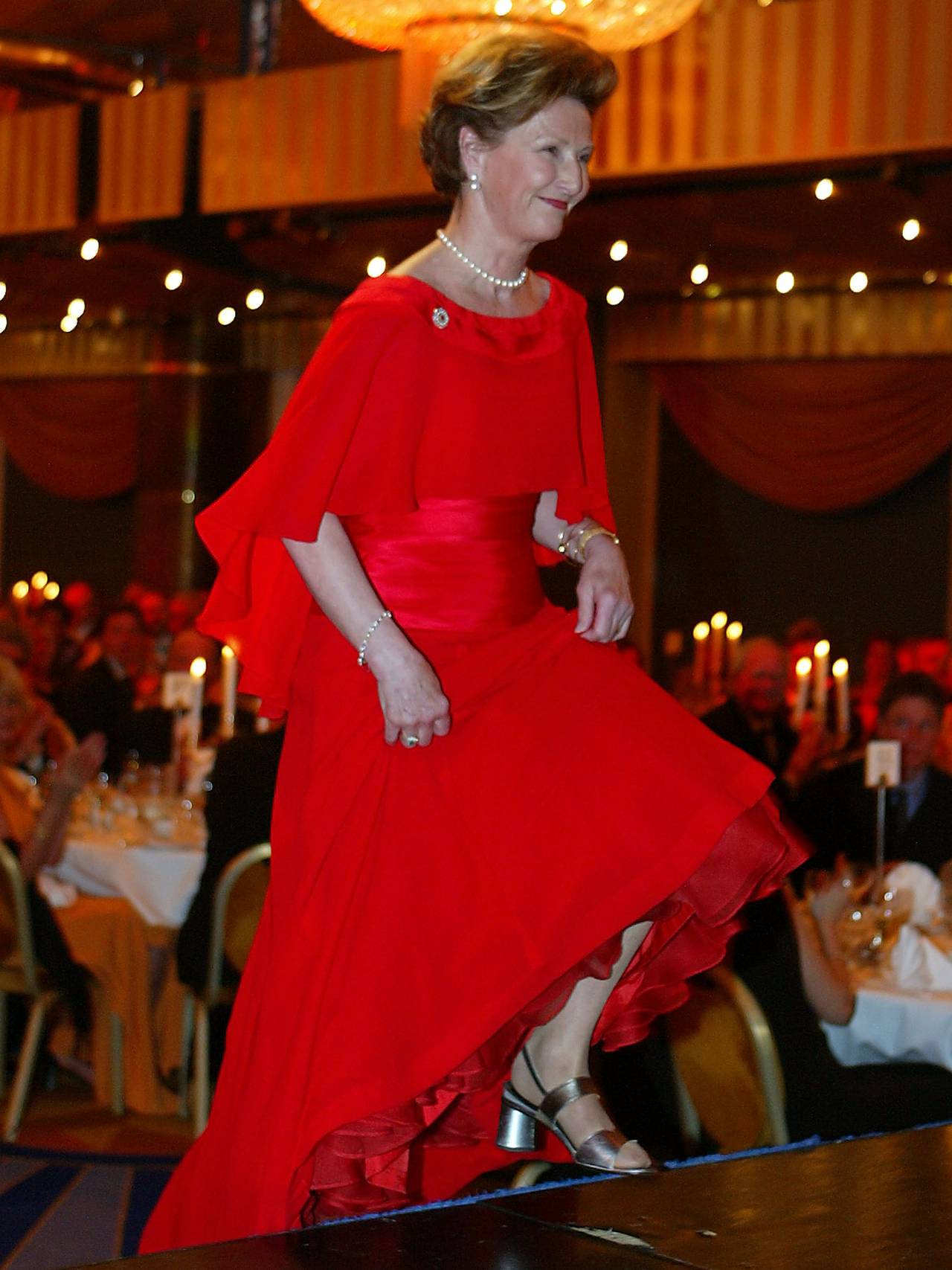 Dronning Sonja rød kjole