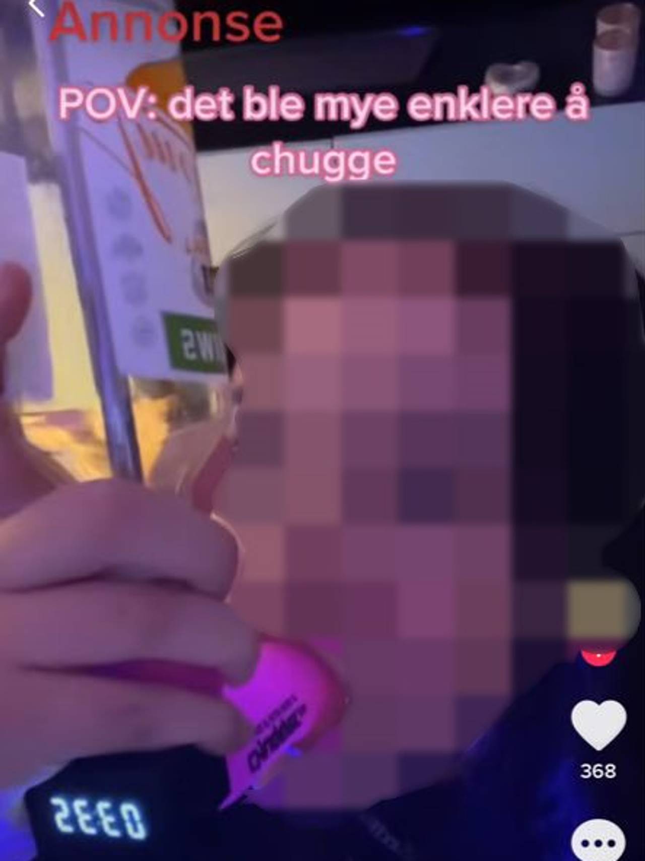 Kvinne drikker fra flaske.