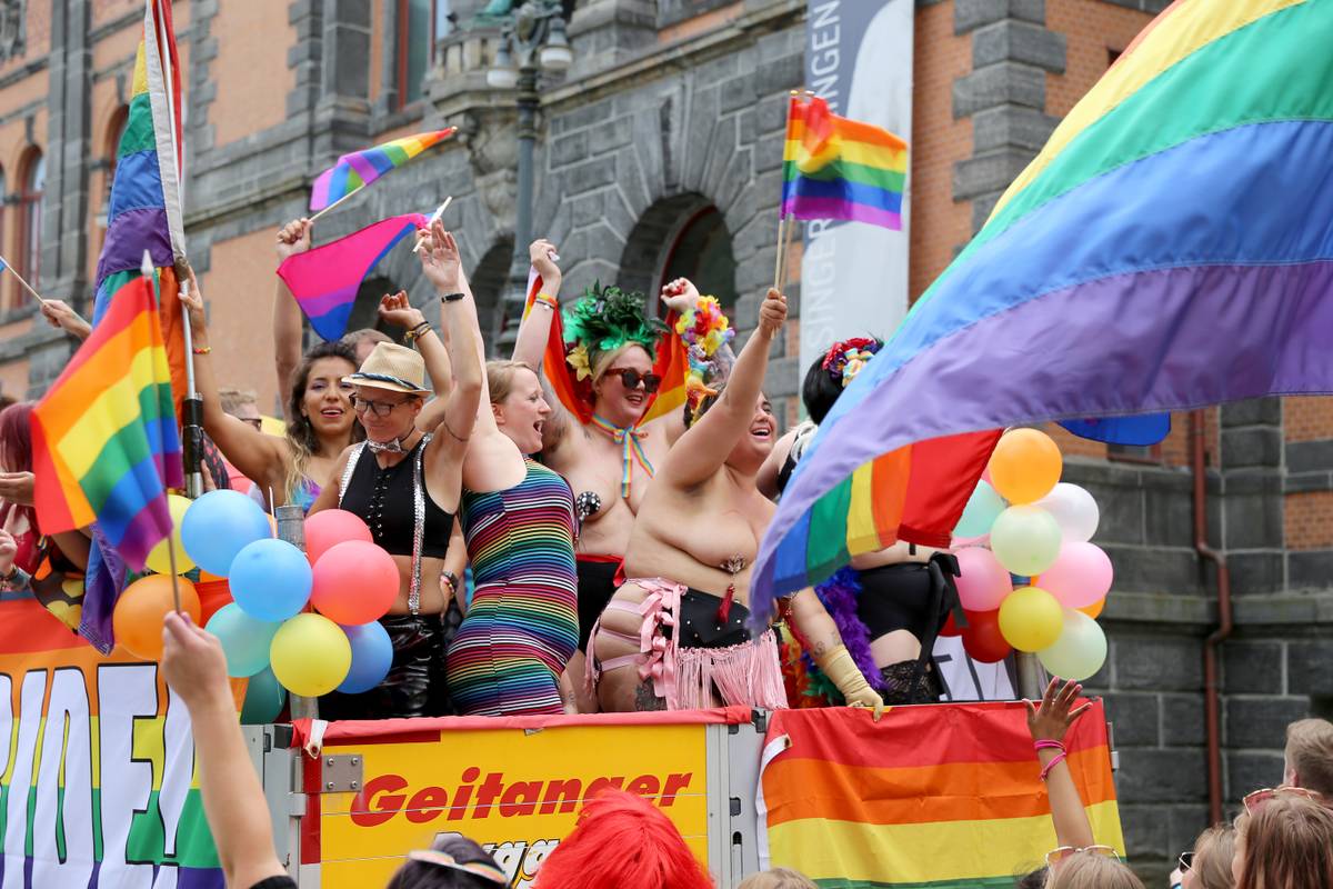 Rekordstor pride-parade i Bergen: – Hele byen er med og synes dette er  fantastisk – NRK Vestland