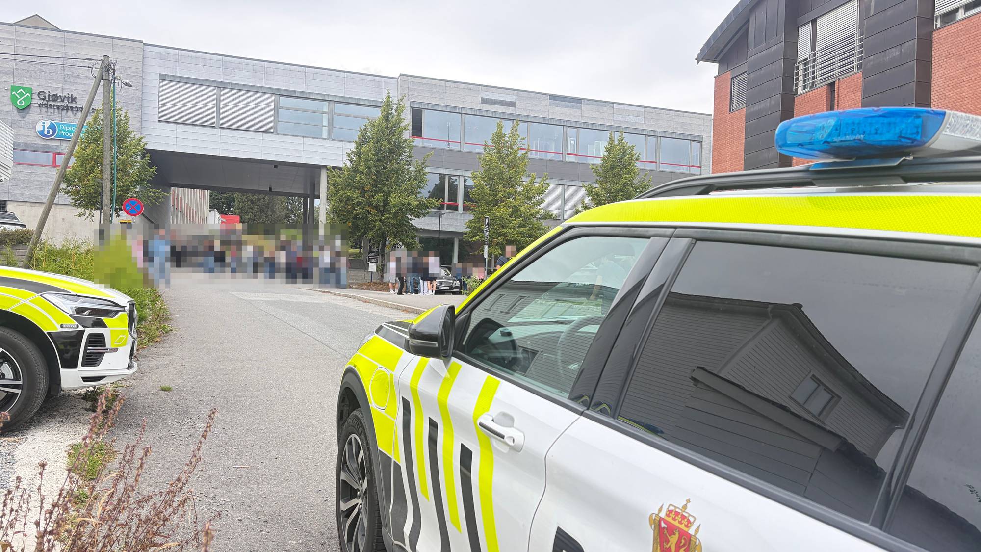 To politibiler foran Gjøvik vgs