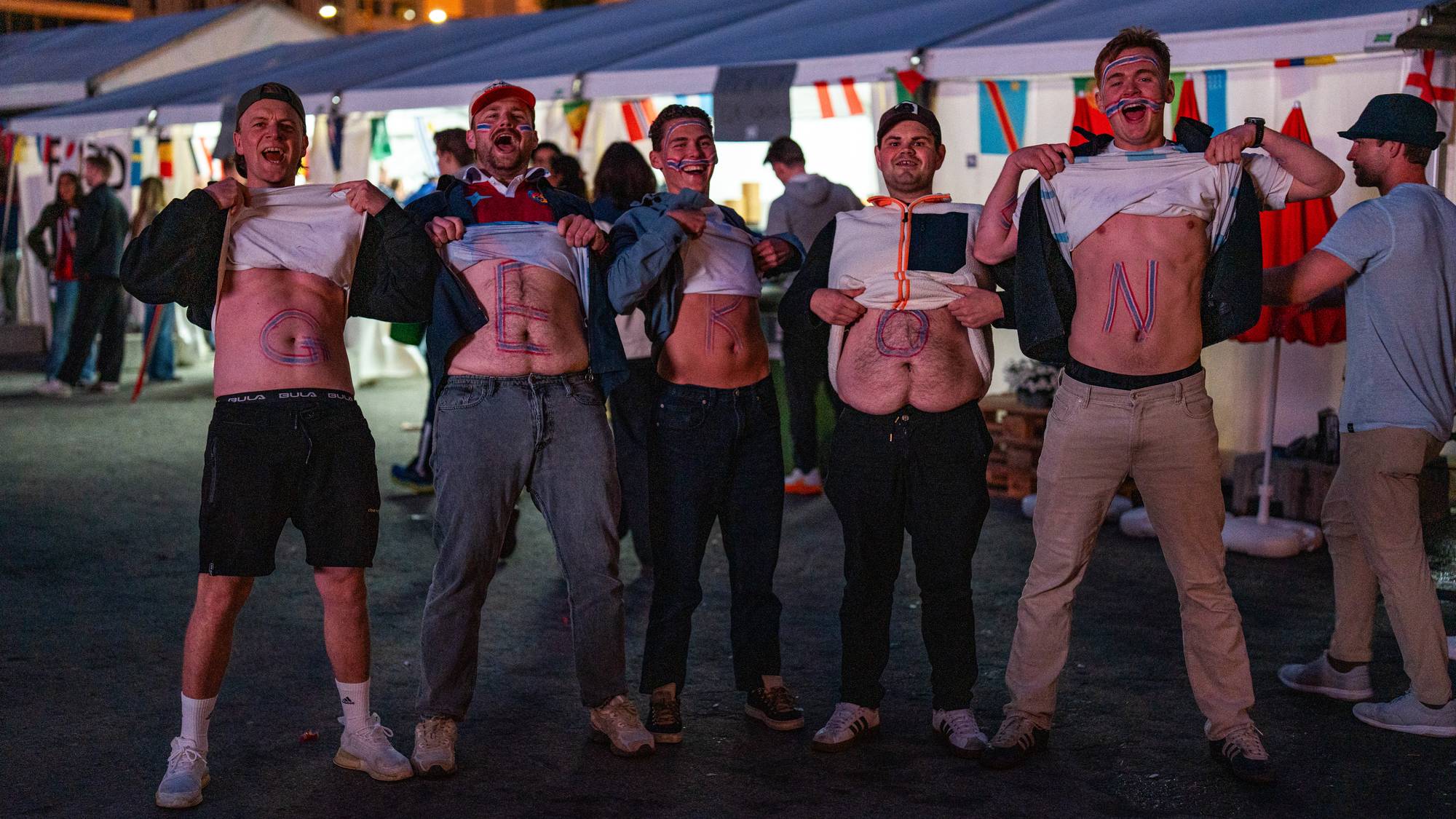 Norske fans feirer på trekanttomten i Bergen
