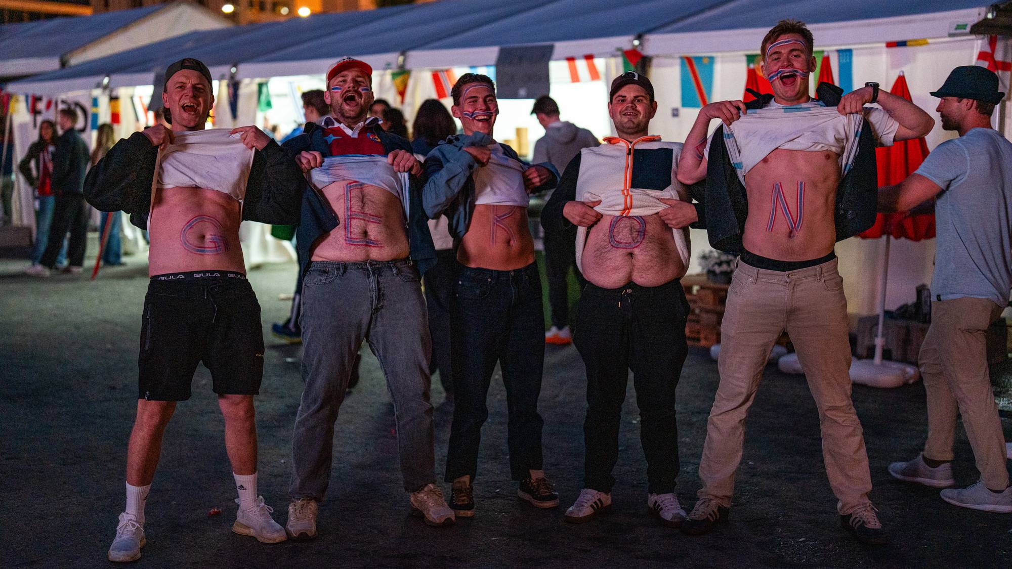 Norske fans feirer på trekanttomten i Bergen