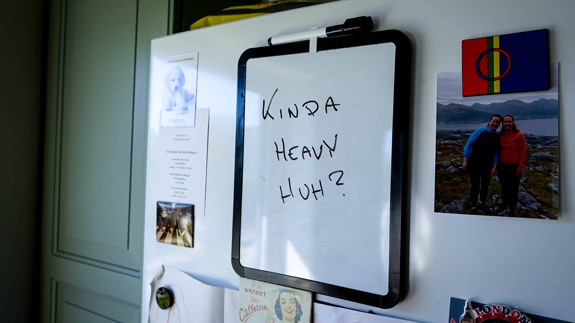 Skilte på kjøleskap med påskriften: Kinda hard, huh?