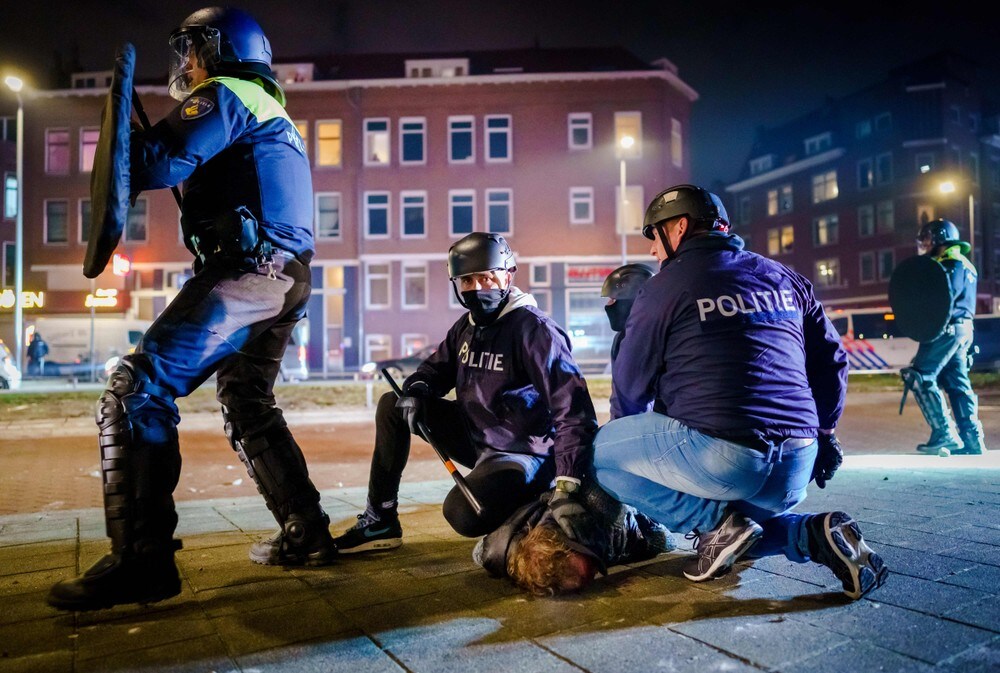 Over 150 pågrepet i nye koronaopptøyer i Nederland