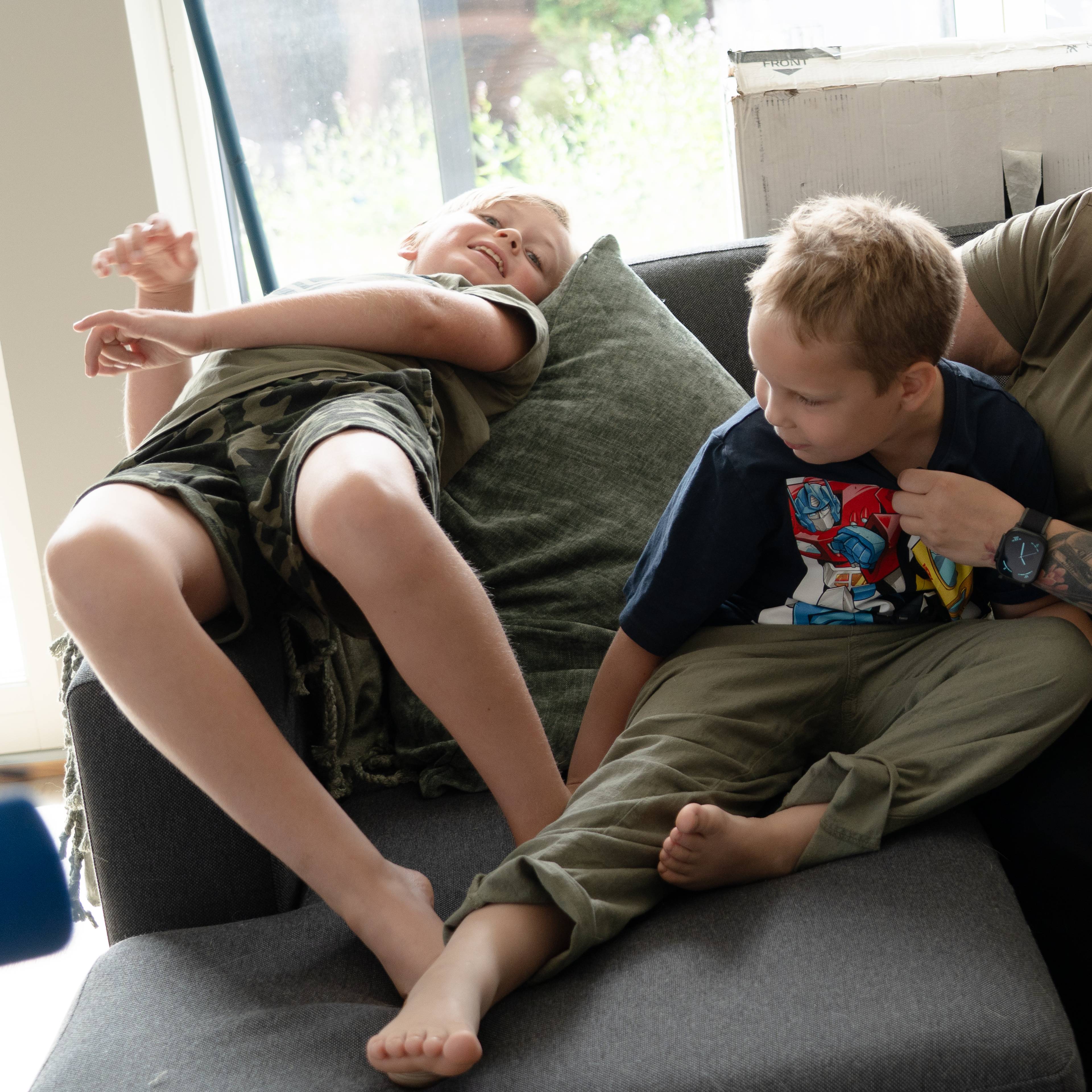 To familier i en sofa