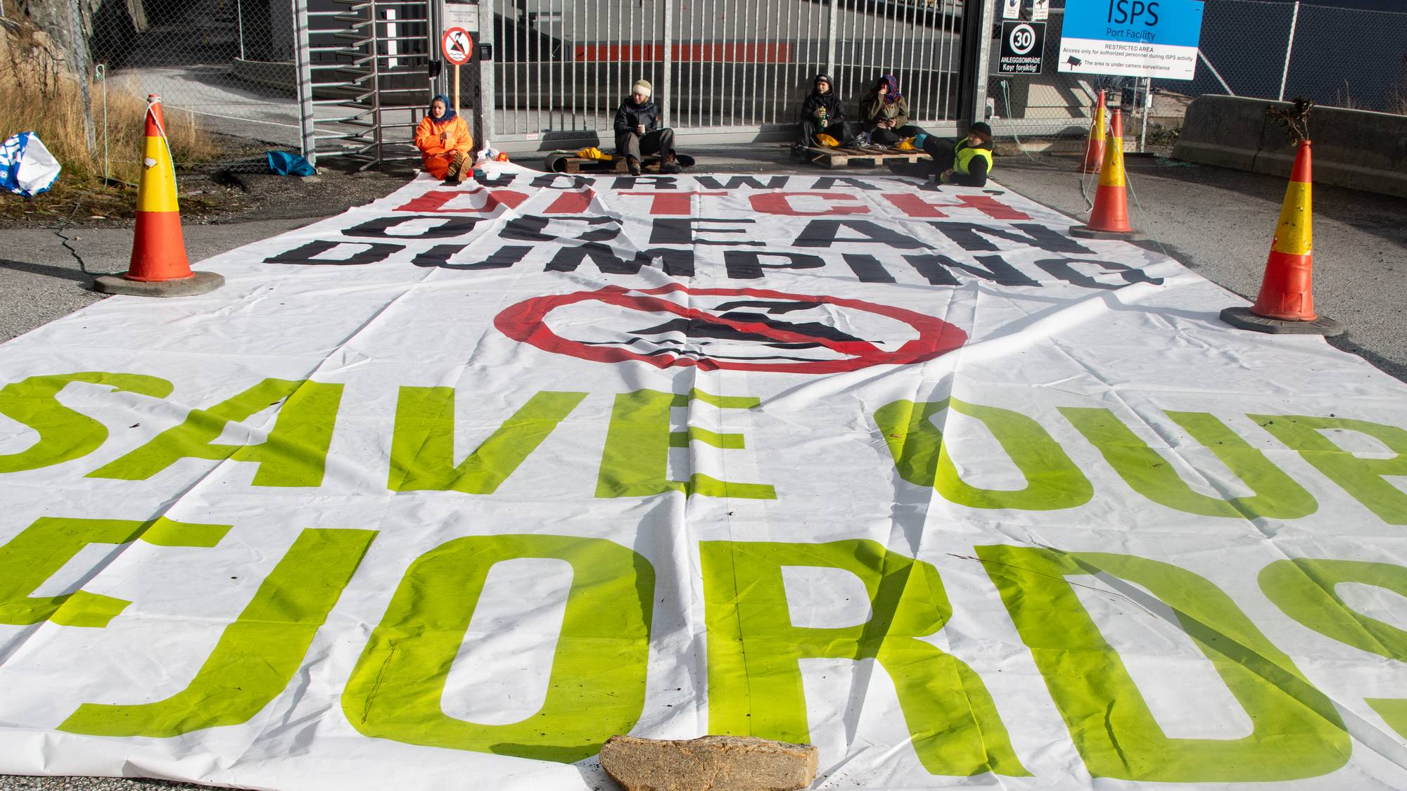 Stor banner foran en port.