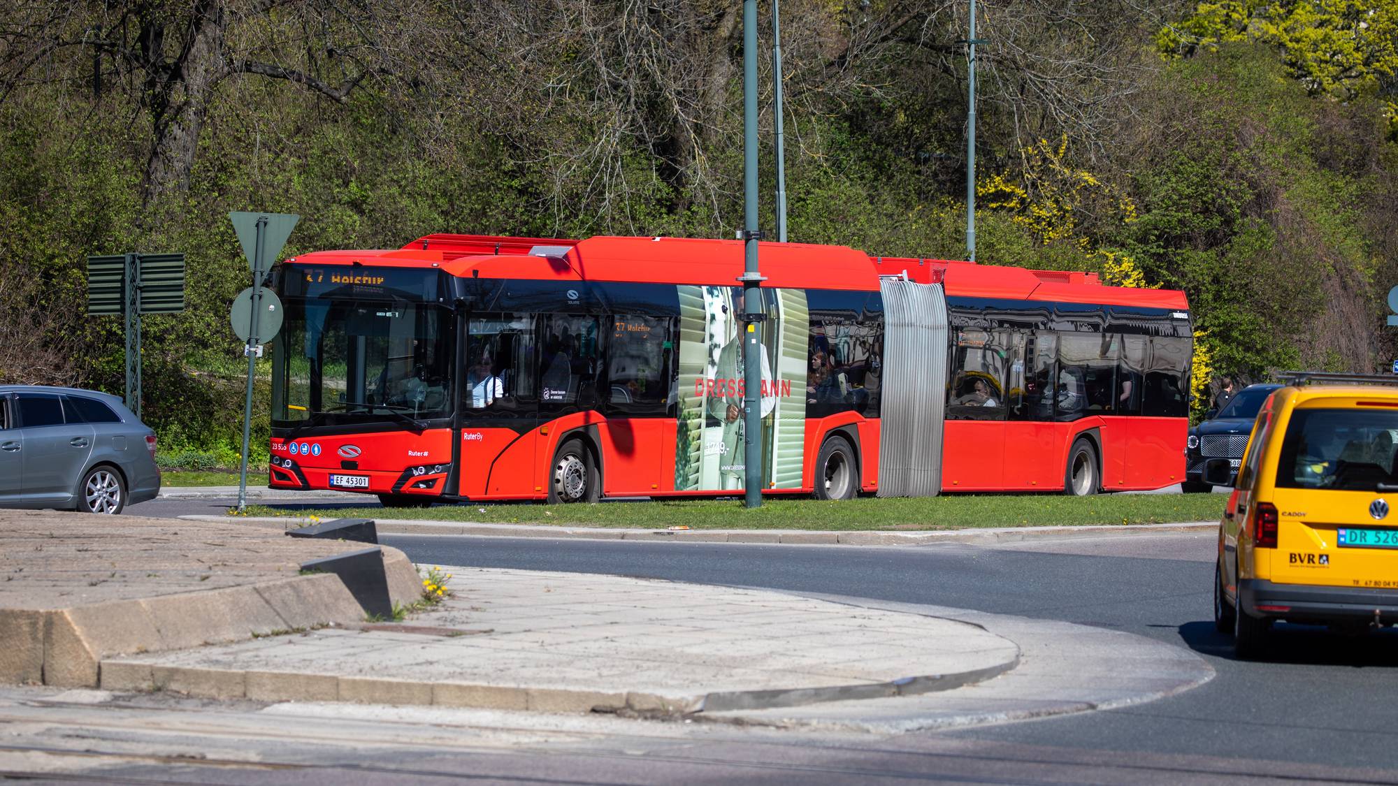 Buss på vei inn rundkjøring