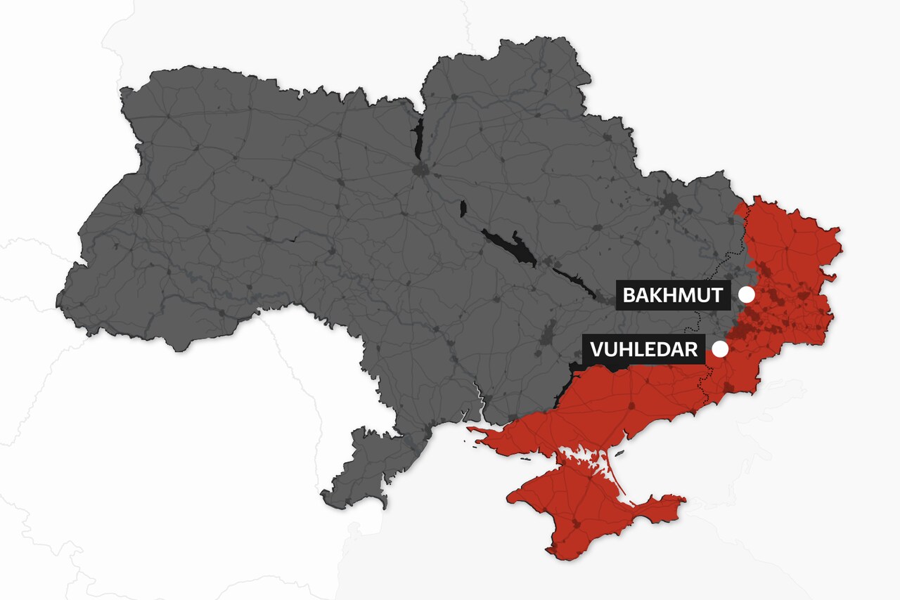 Kart over Ukraina. Bakhmut og landsbyen Vuhledar er markert på kartet. De røde områdene markerer hvor de russiske styrkene har kontroll.  
