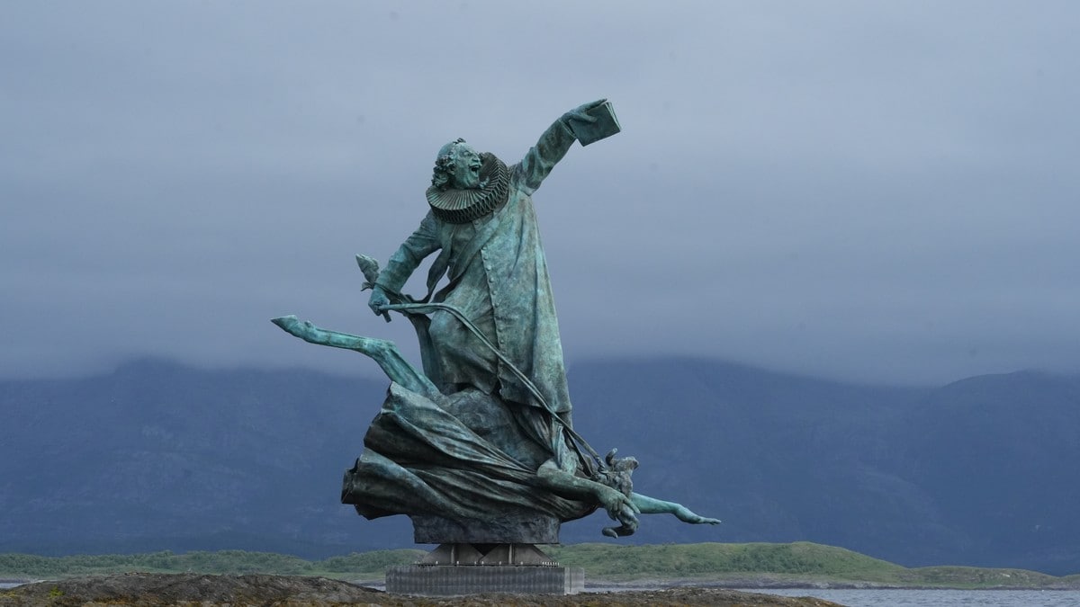 10 meter høg statue av omstridt prest midt i havgapet: – Hadde forkasteleg menneskesyn