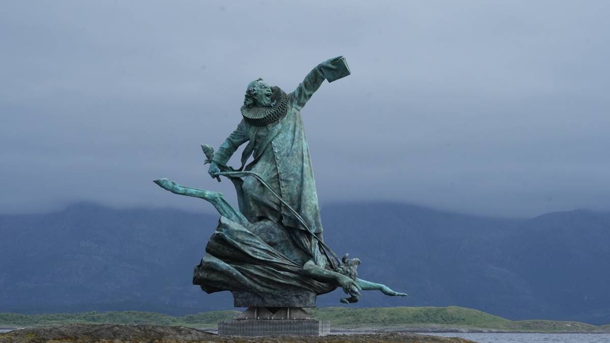10 meter høg statue av omstridt prest midt i havgapet: – Hadde forkasteleg menneskesyn