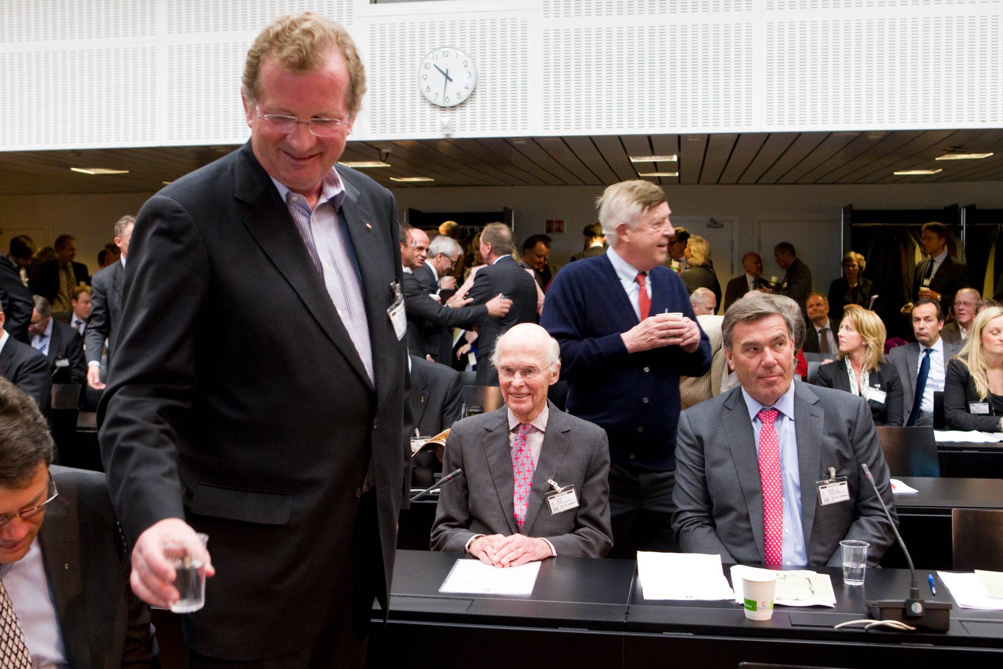 Oslo 20100420. F.h.: Stein Erik Hagen, Fredrik Olsen (Fred. Olsen) og Morits Skaugen (CEO i I.M. Skaugen), Jens P. Heyerdahl (bak), under Eierskapskonferansen i Plenumssalen i Regjeringsbygget (R4), der bl.a. næringsminister Trond Giske orienterer næringslivstopper om betydningen av nye markeder.
Foto: Berit Roald / SCANPIX