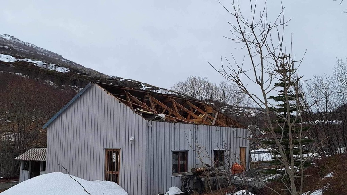 Sterk vind på Helgeland: Tak blåste av lagerbygg og stengte fylkesvei