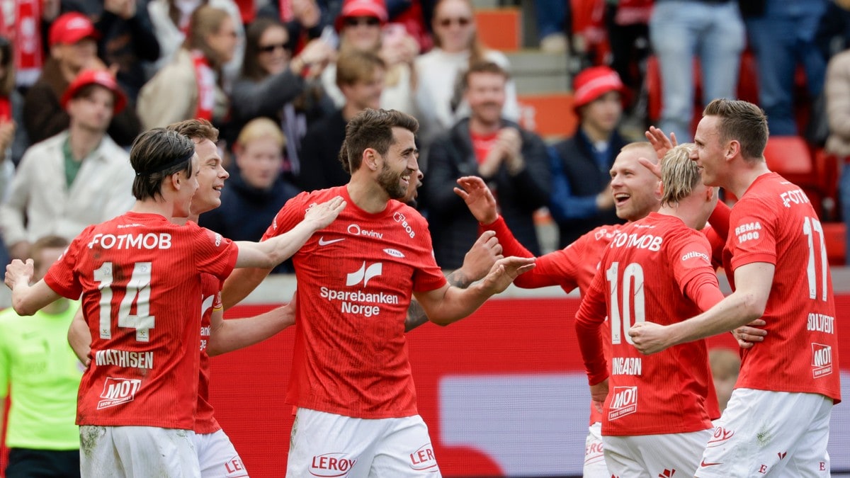 Brann-spillerne jubler etter at Vetle Dragsnes har sendt lagte opp i en 2-0-ledese mot KFUM 16. mai 2026. FOTO: Paul S. Amundsen/NTB