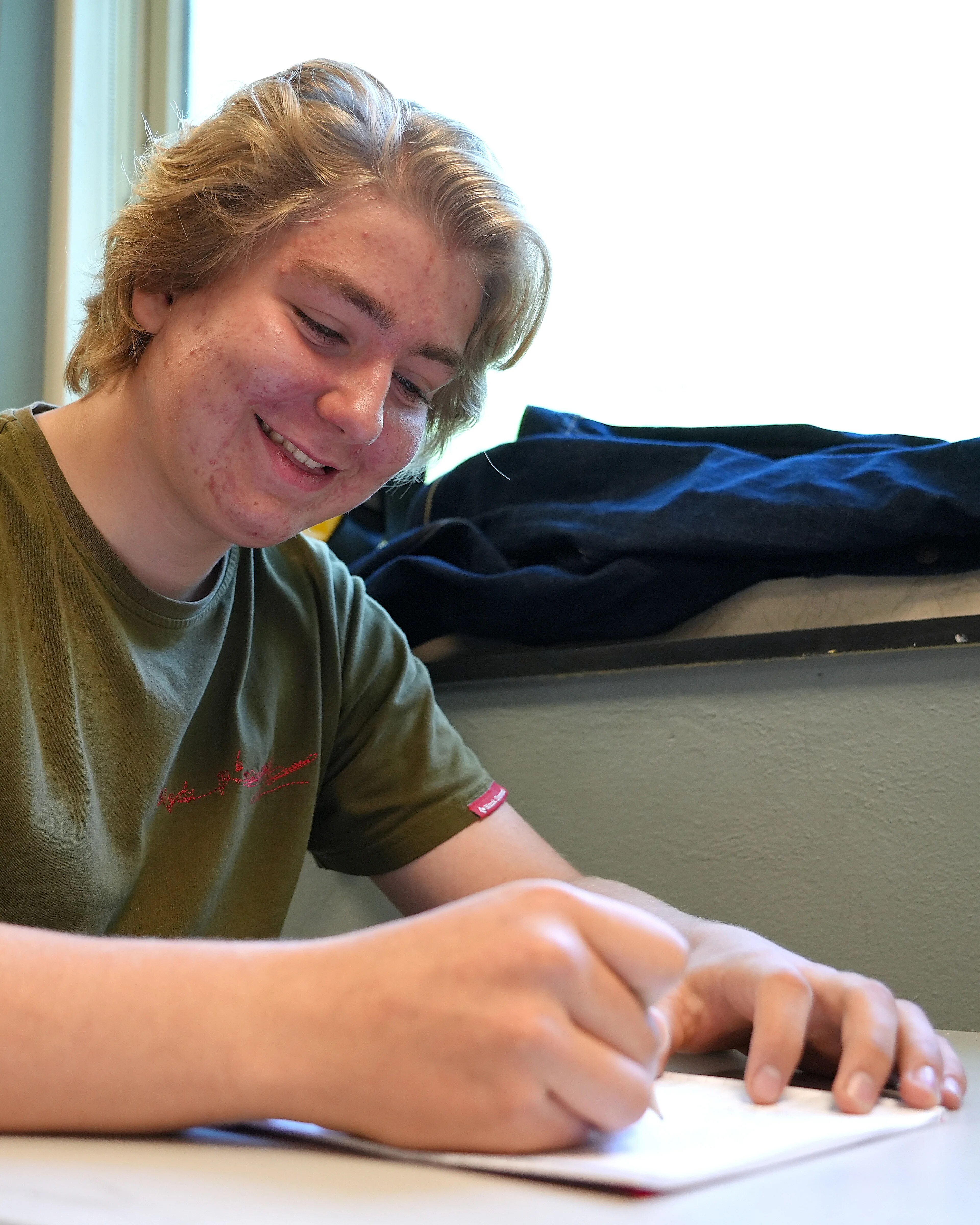 Brim Benoni-Størseth 15 år, går i 10.klasse på Kannik skole i Stavanger. Her skriver han for hånd i en skrivenok i klasserommet.