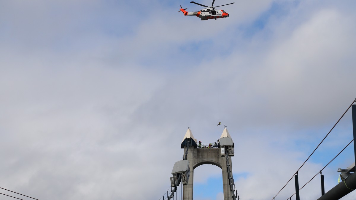 Skadd arbeider måtte hentes med helikopter fra brotårn