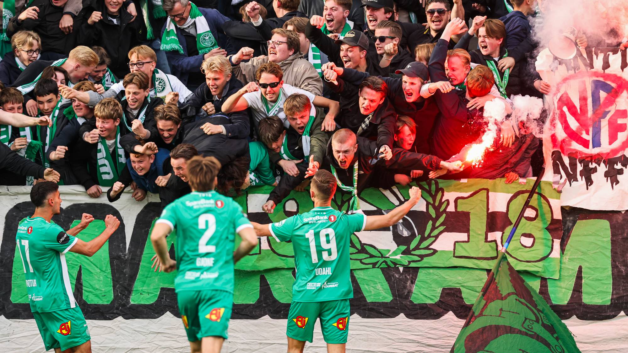 HamKams spillere etter 1-0 målet til Henrik Udahl under eliteseriekampen i fotball mellom HamKam og Vålerenga på Briskeby Stadion.