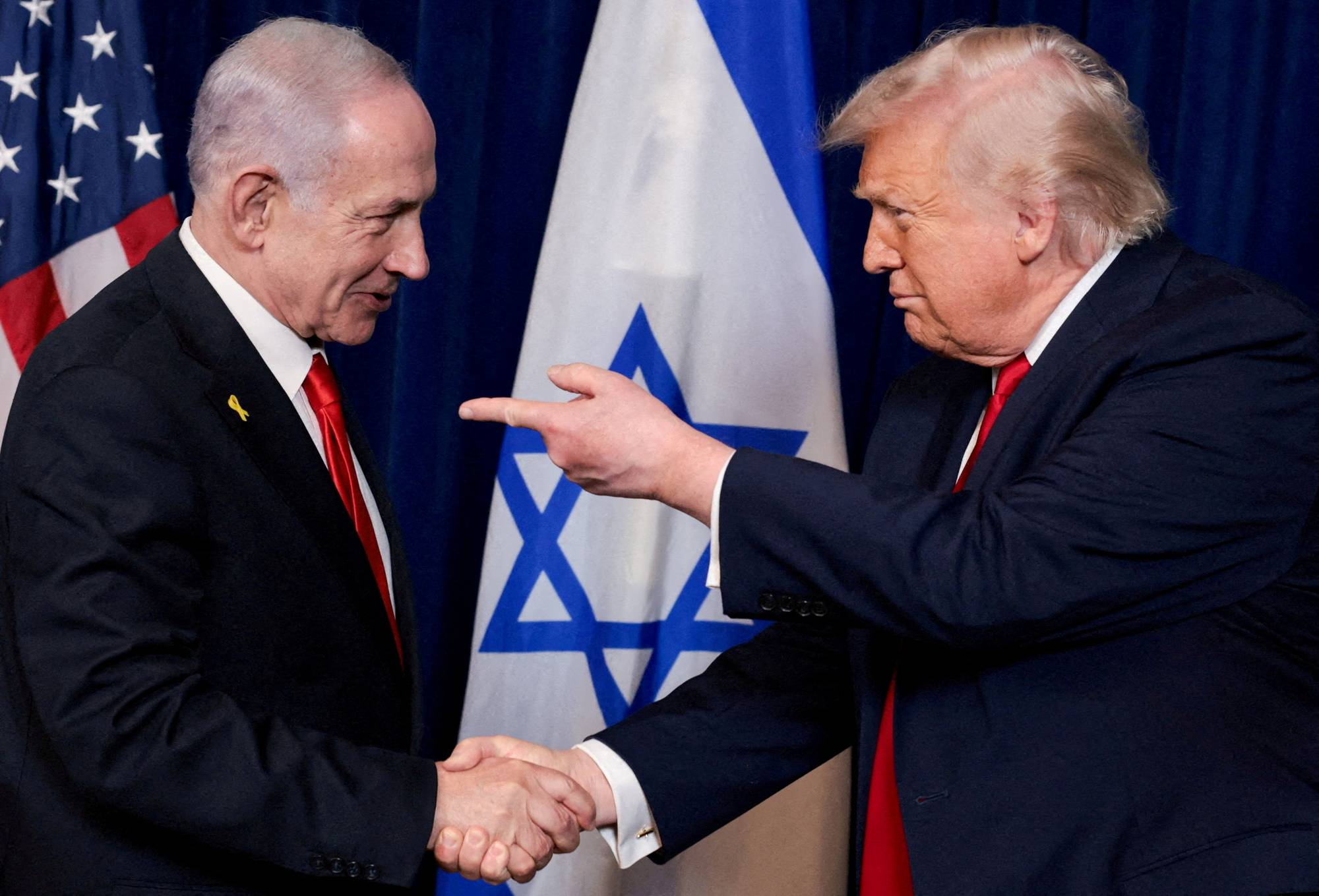 Donald Trump og Benjamin Netanyahu foran det amerikanske og Israelske flagget.