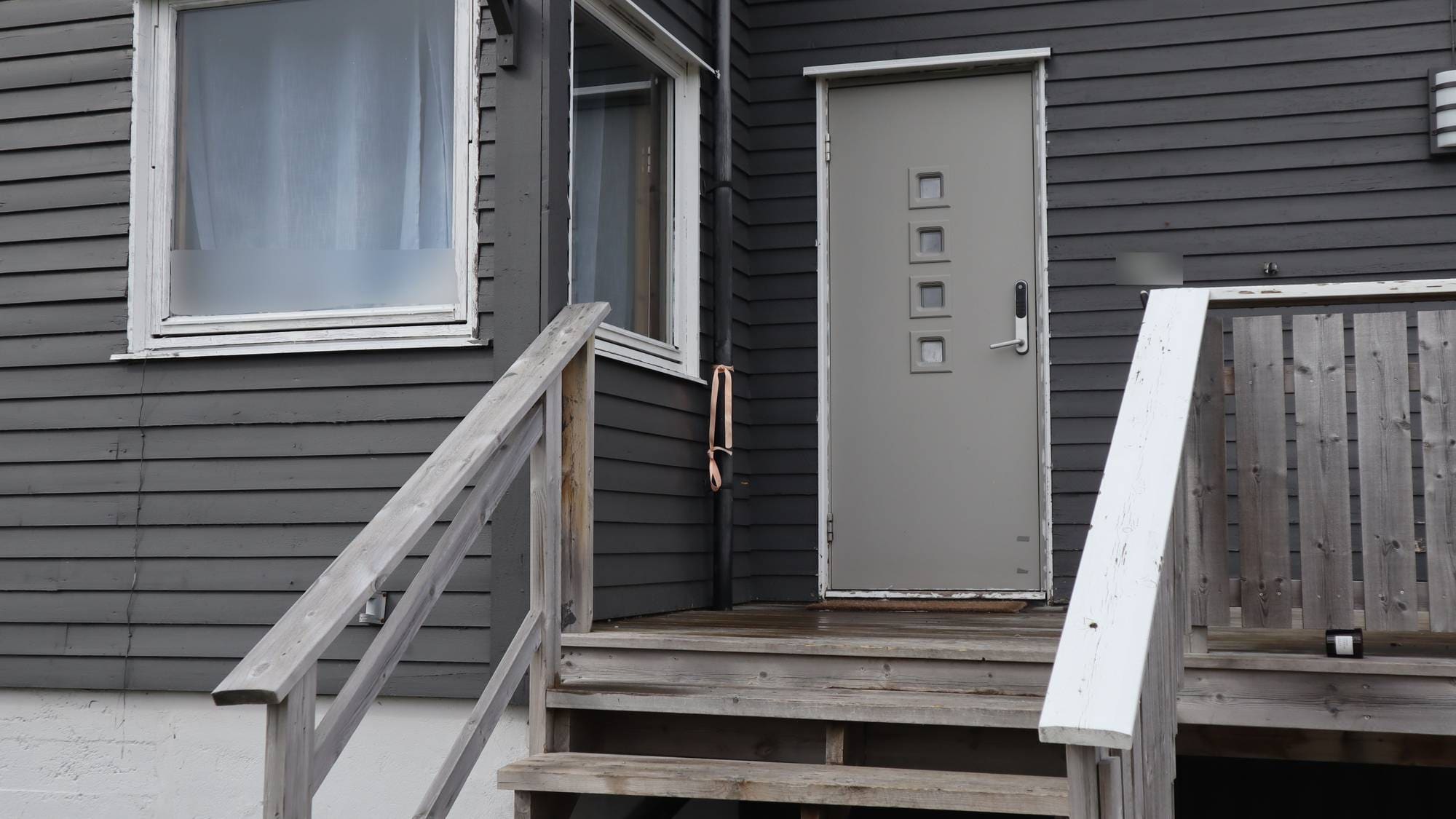 en tretrapp som leder opp til et hus (Bildebeskrivelsen er laget av en KI-tjeneste)