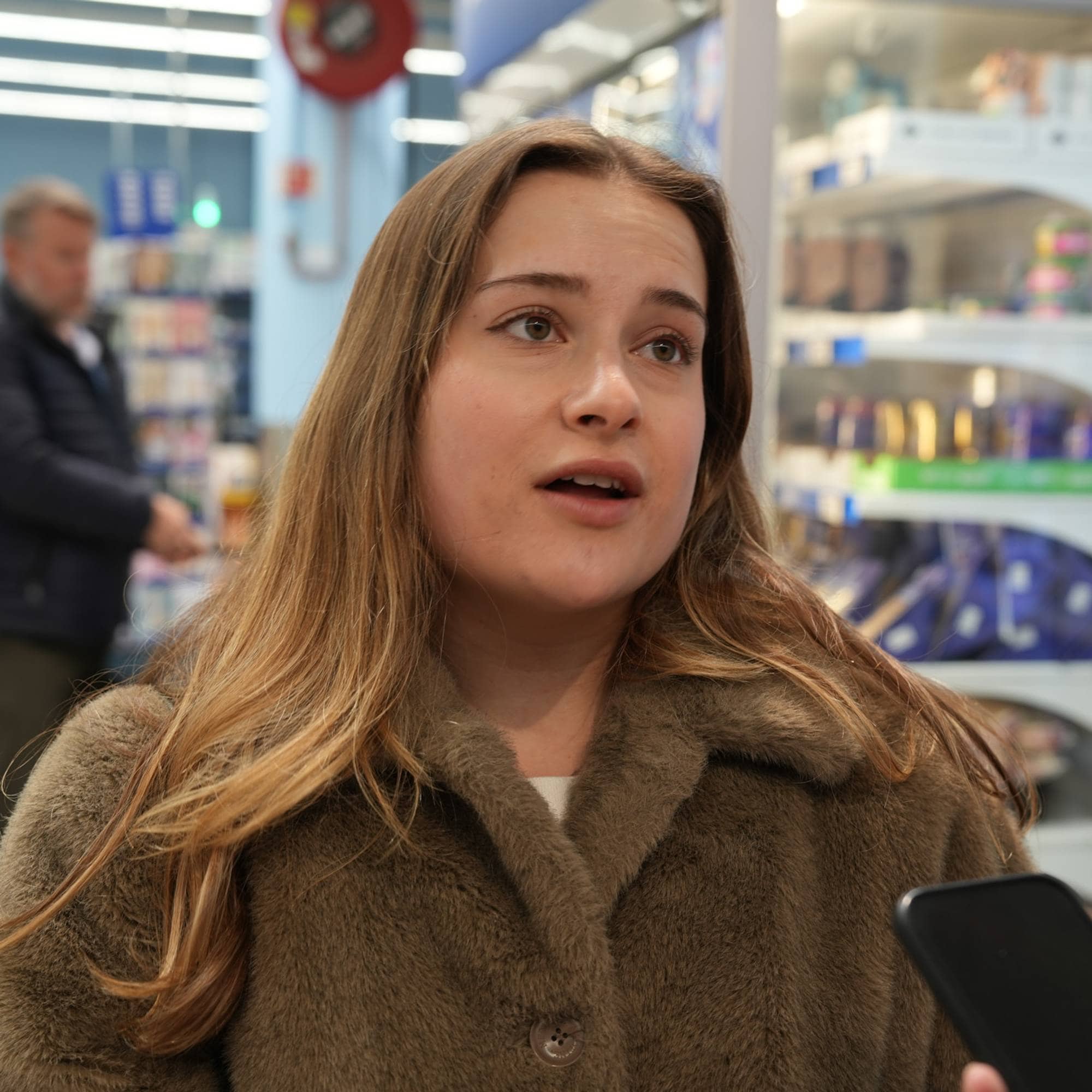 Emina Koric mellom hyllene på Rema 1000