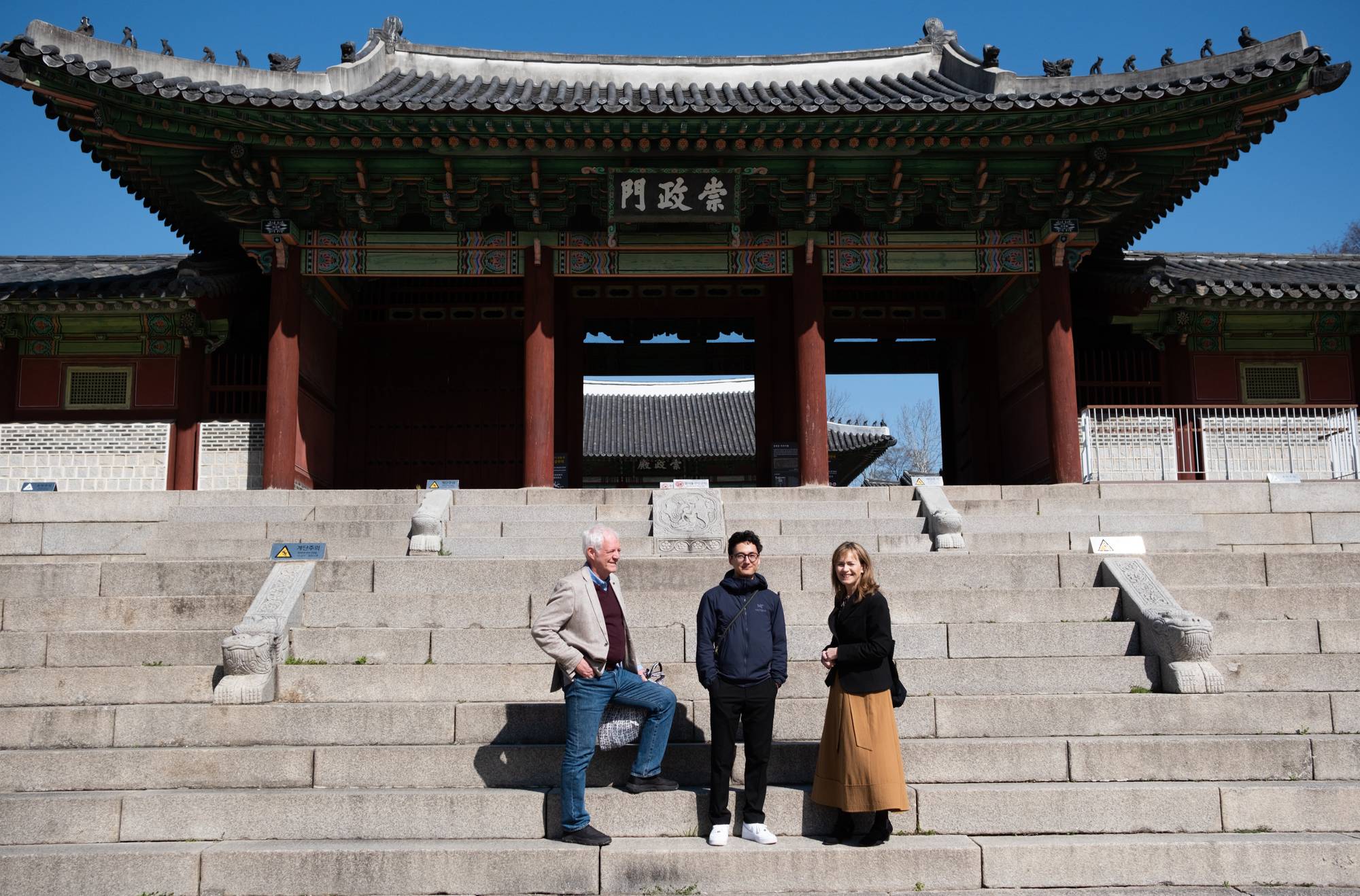 Anders and mother Kristin and father Boerre embarks on a journey to find out the truth about Ander's birth. Seoul. April 7. Fang Yongbin/NRK