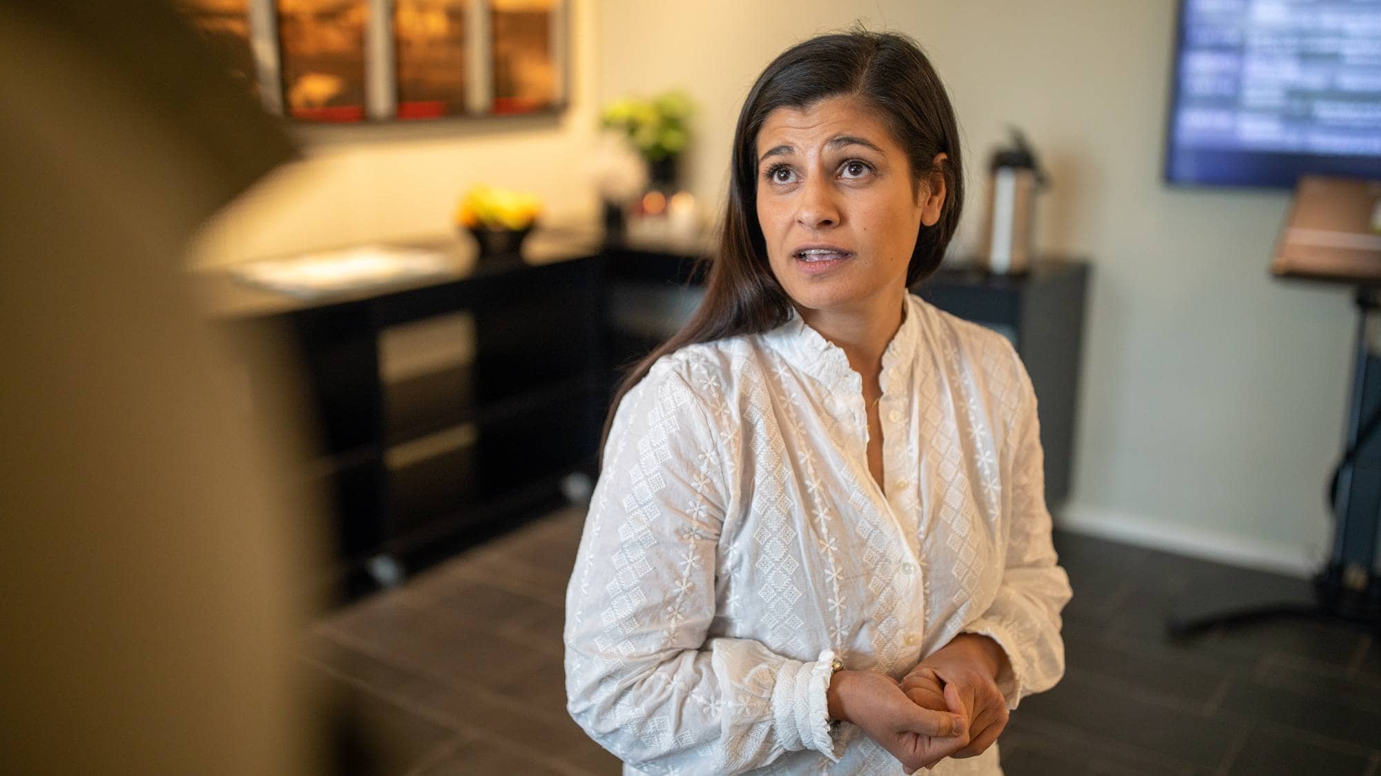 Hoda Imad, en kvinne med svart hår og hvit skjorte