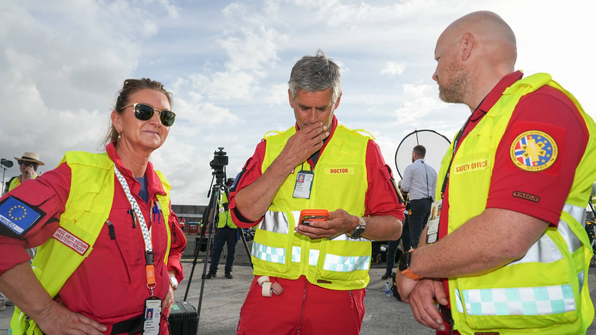 De ansatte på det norske ambulanseflyet som har blitt sendt til Tenerife. Fra venstre: Hege Anita Aastrøm, Andreas Gustavsen og Andreas E. Hansen.