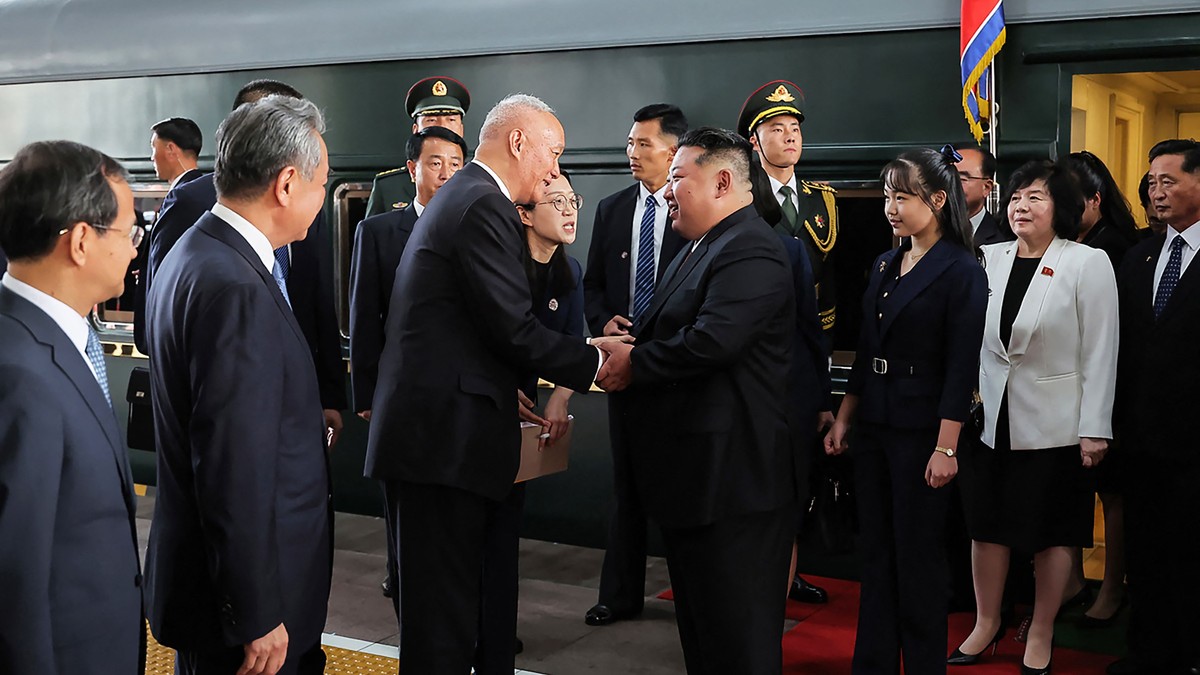 Xi til Nord-Korea for å bremse Putin