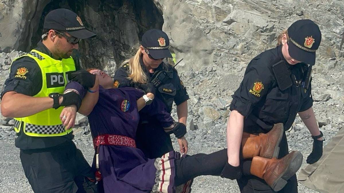 Politiet har fjernet tre demonstranter fra Nussir-gruva: Aksjonen skjedde uten dramatikk